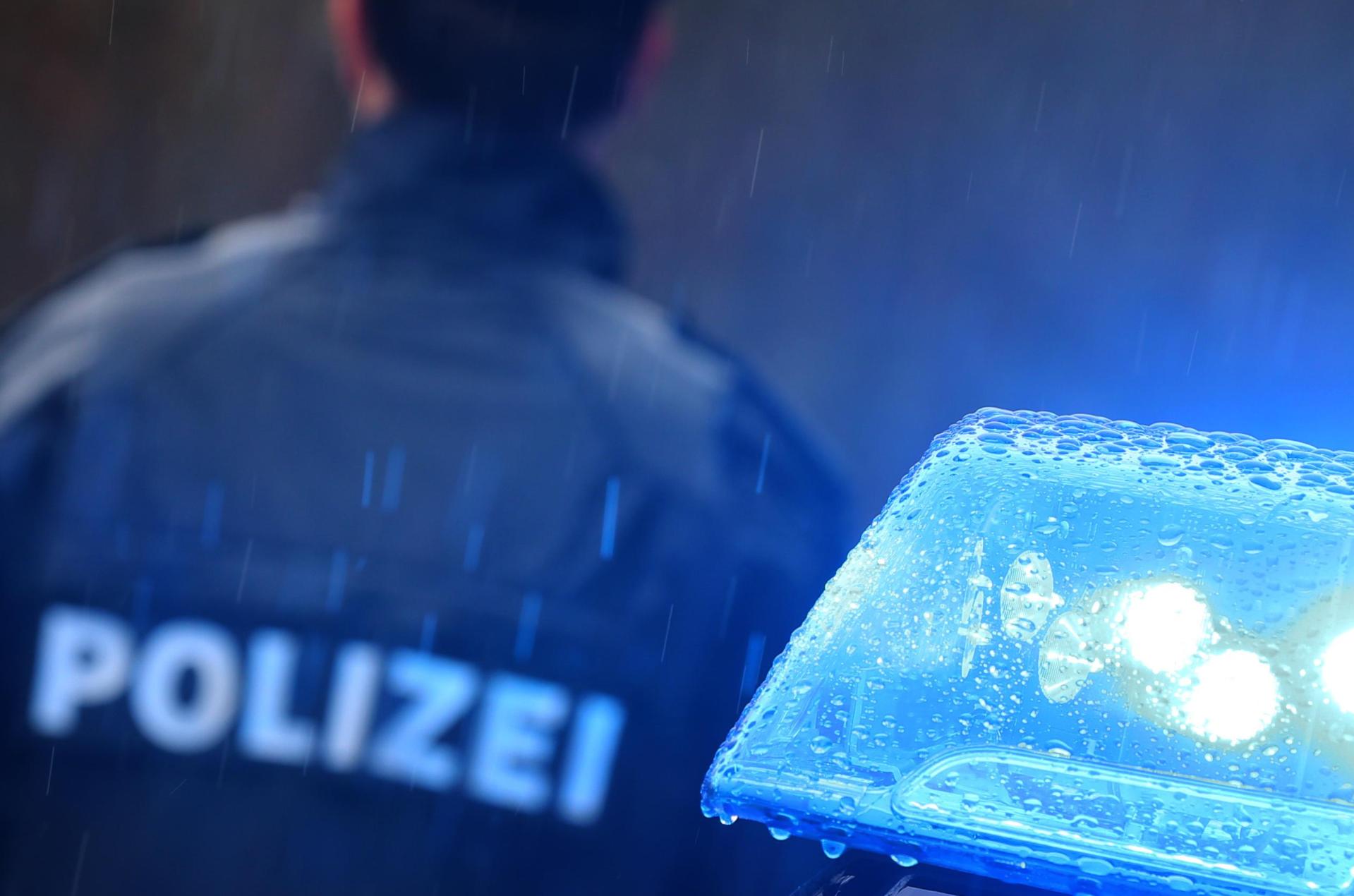 Ein 40-Jähriger attackiert einen 63-Jährigen auf einem Supermarktparkplatz in Windischeschenbach. Die Polizei ermittelt jetzt wegen Körperverletzung.  (Symbolbild: Karl-Josef Hildenbrand/dpa)