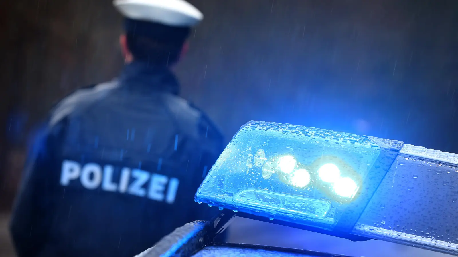 Ein 40-Jähriger attackiert einen 63-Jährigen auf einem Supermarktparkplatz in Windischeschenbach. Die Polizei ermittelt jetzt wegen Körperverletzung.  (Symbolbild: Karl-Josef Hildenbrand/dpa)