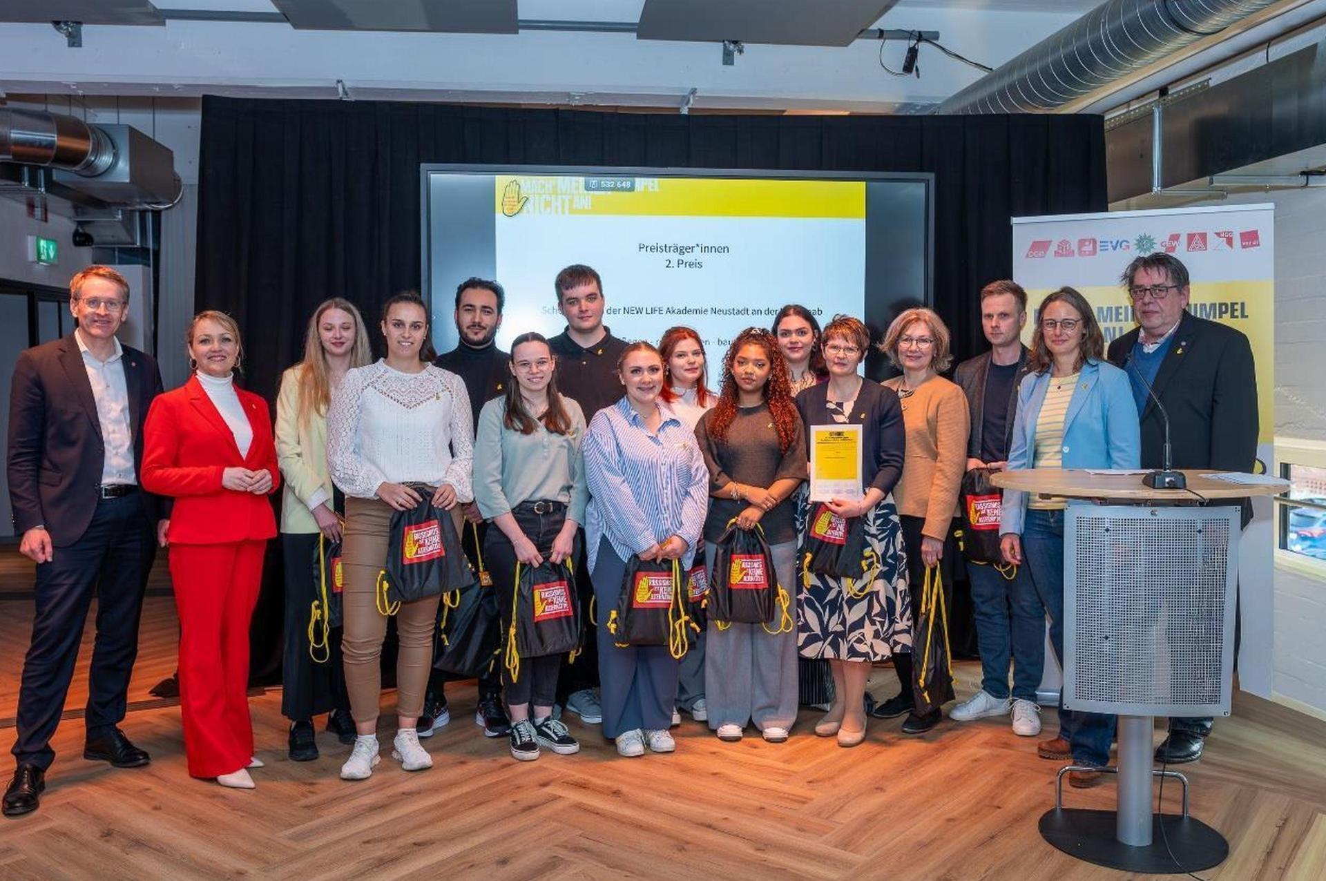 Schleswig-Holsteins Ministerpräsident Daniel Günther (links) gratulierte den Preisträgern der Berufsfachschule für Pflegeberufe NEW Life zu ihrem gelungenen Wettbewerbsbeitrag gegen Rassismus. (Bild: Julia Petersen)