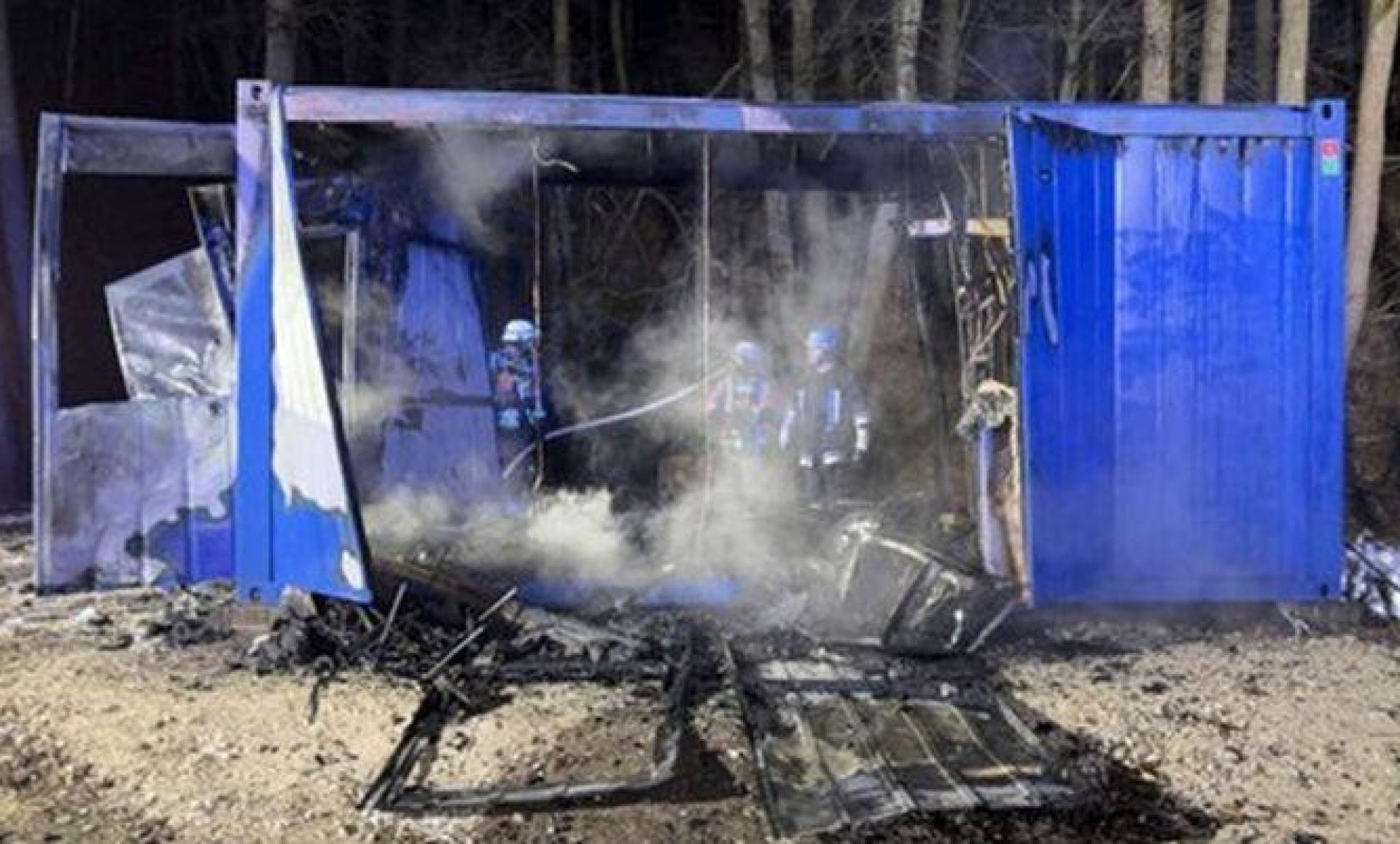 In den Wohncontainer wurde ein angezündetes T-Shirt geworfen. Als Feuerwehren eintrafen, stand die Behelfsunterkunft in Vollbrand. Der Brandstifter hatte vorher mehrere Monate in dem Notquartier zugebracht. (Archivbild: Polizei Amberg)