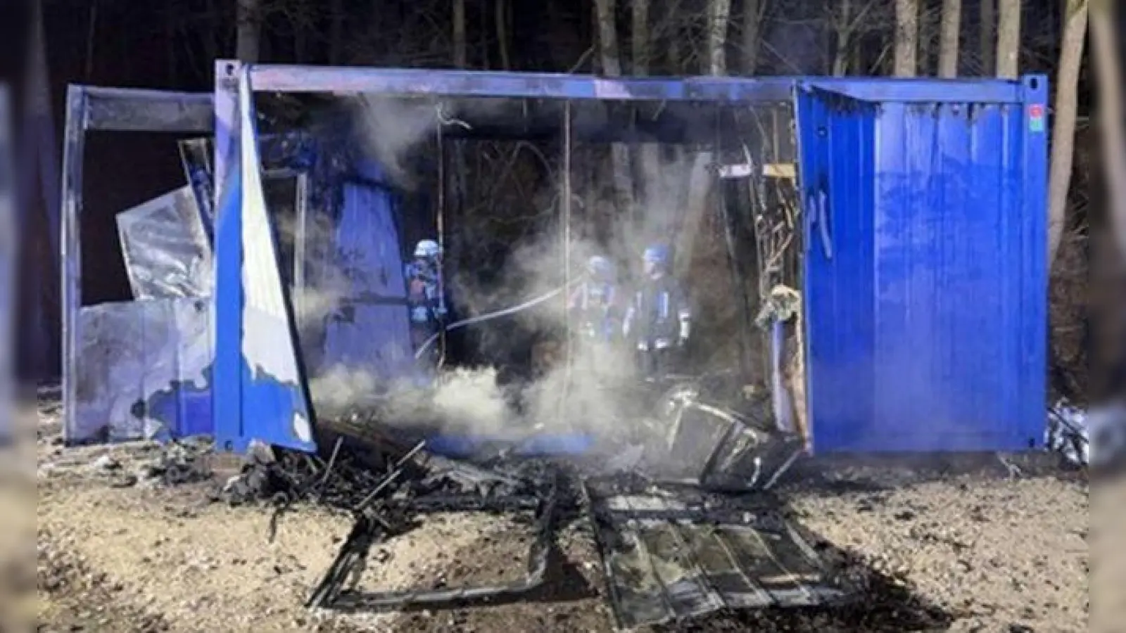 In den Wohncontainer wurde ein angezündetes T-Shirt geworfen. Als Feuerwehren eintrafen, stand die Behelfsunterkunft in Vollbrand. Der Brandstifter hatte vorher mehrere Monate in dem Notquartier zugebracht. (Archivbild: Polizei Amberg)