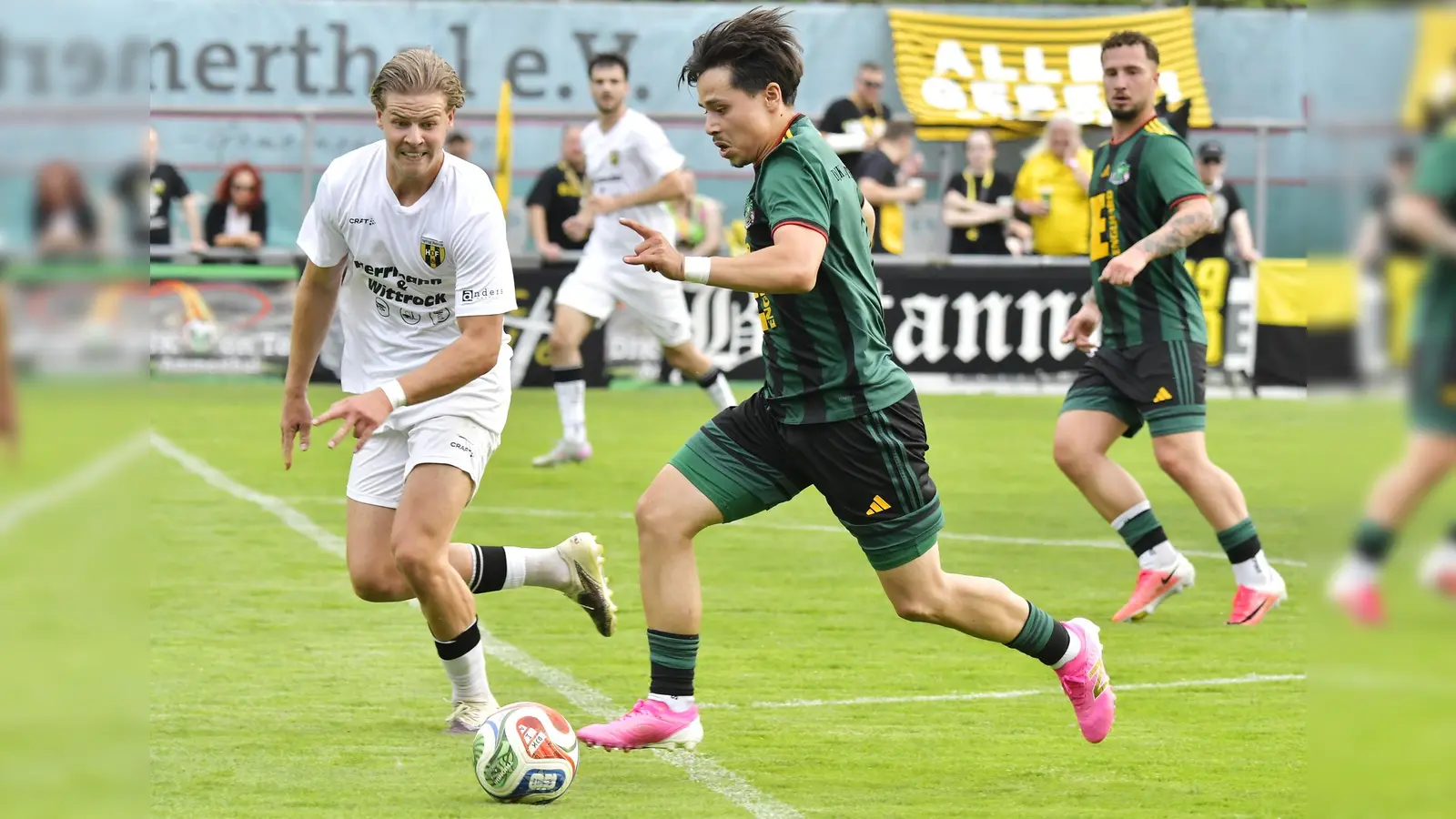 Tanyel Deliboyraz (Mitte) sorgte für das 1:1 der DJK Ammerthal in Stadeln. (Bild: Hubert Ziegler)