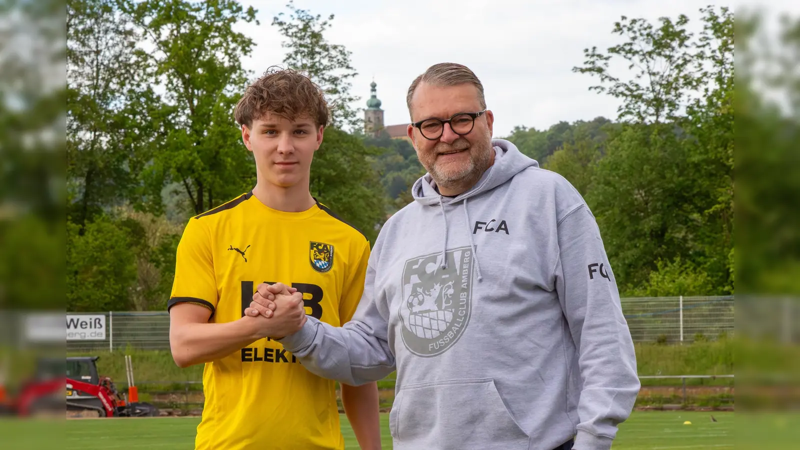 Jonas Tepper (links) mit Teammanager Andreas Wagner.  (Bild: Matthias Reuß/FC Amberg)