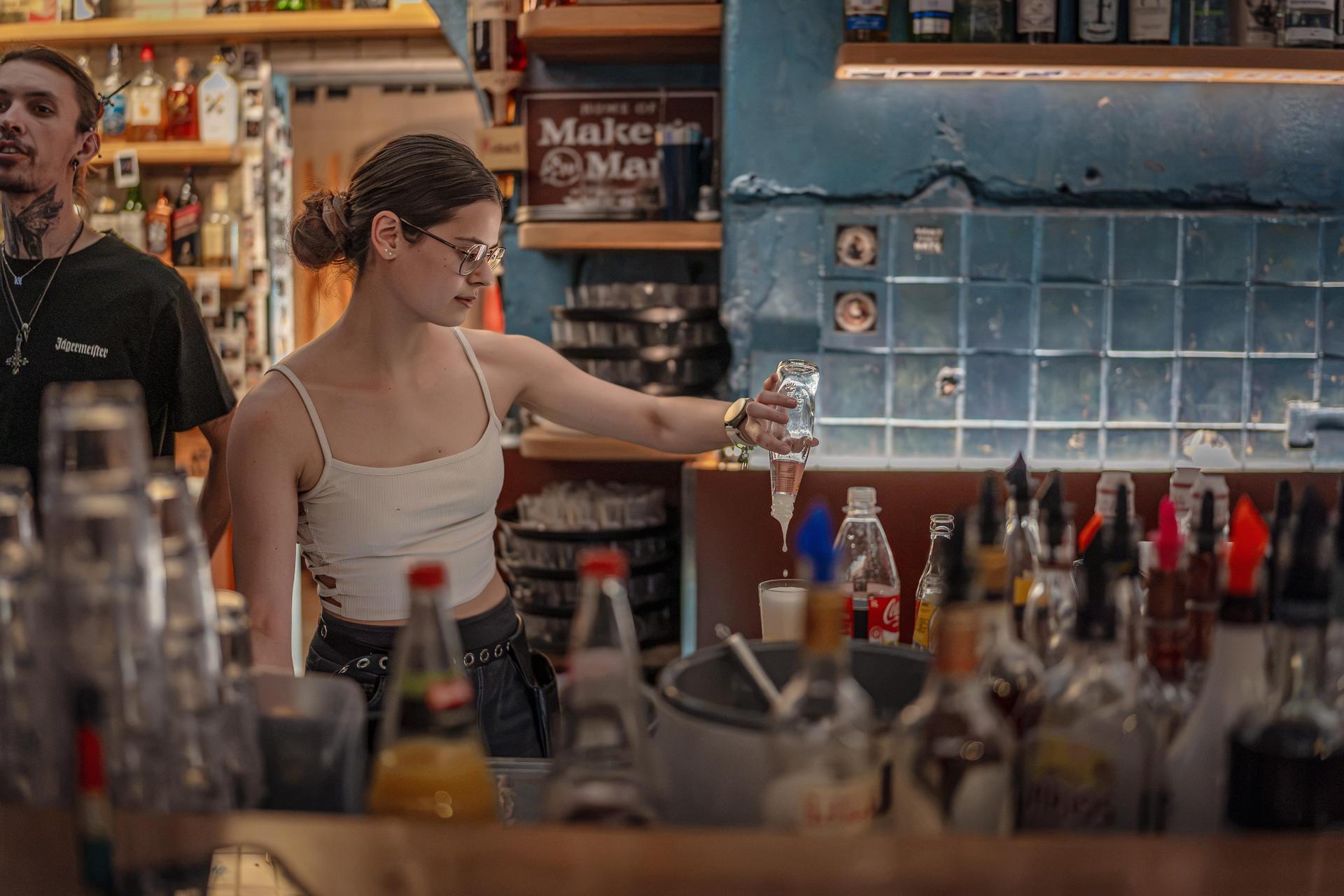 Leertrinken im Blauen Haus (Bild: Michael Golinski)