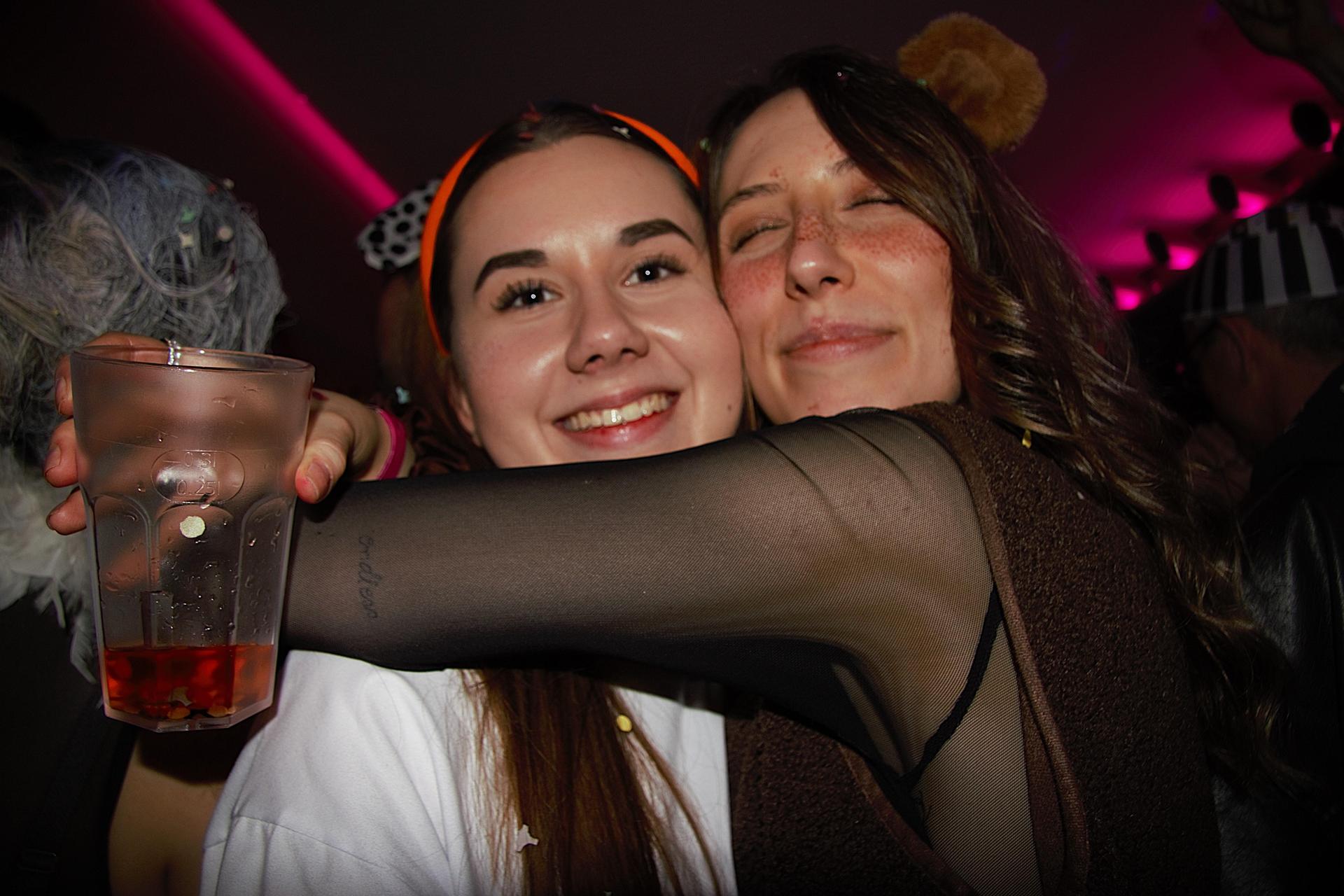 Zur Konfettiparty im Colomba war ordentlich Faschingslaune angesagt. (Bild: Marlin Nixdorf)