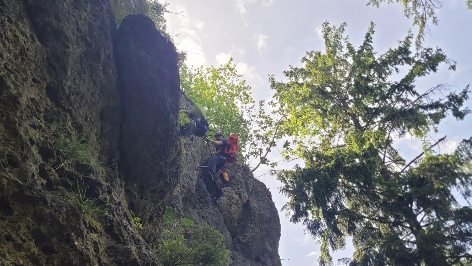 Bergretter im dritten Teil des Höhenglückssteiges im Hirschbachtal bei der <br>Rettung eines entkräfteten Patienten. (Bild: Alexander Renner, Bergwacht Bayern )