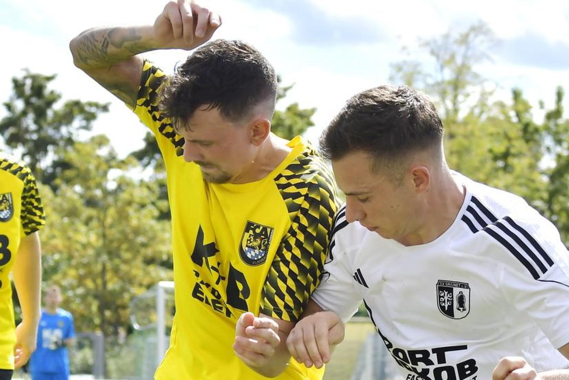 Der FC Amberg (gelb) sicherte sich im Spiel gegen Bad Abbach einen Punkt.  (Archivbild: Hubert Ziegler)
