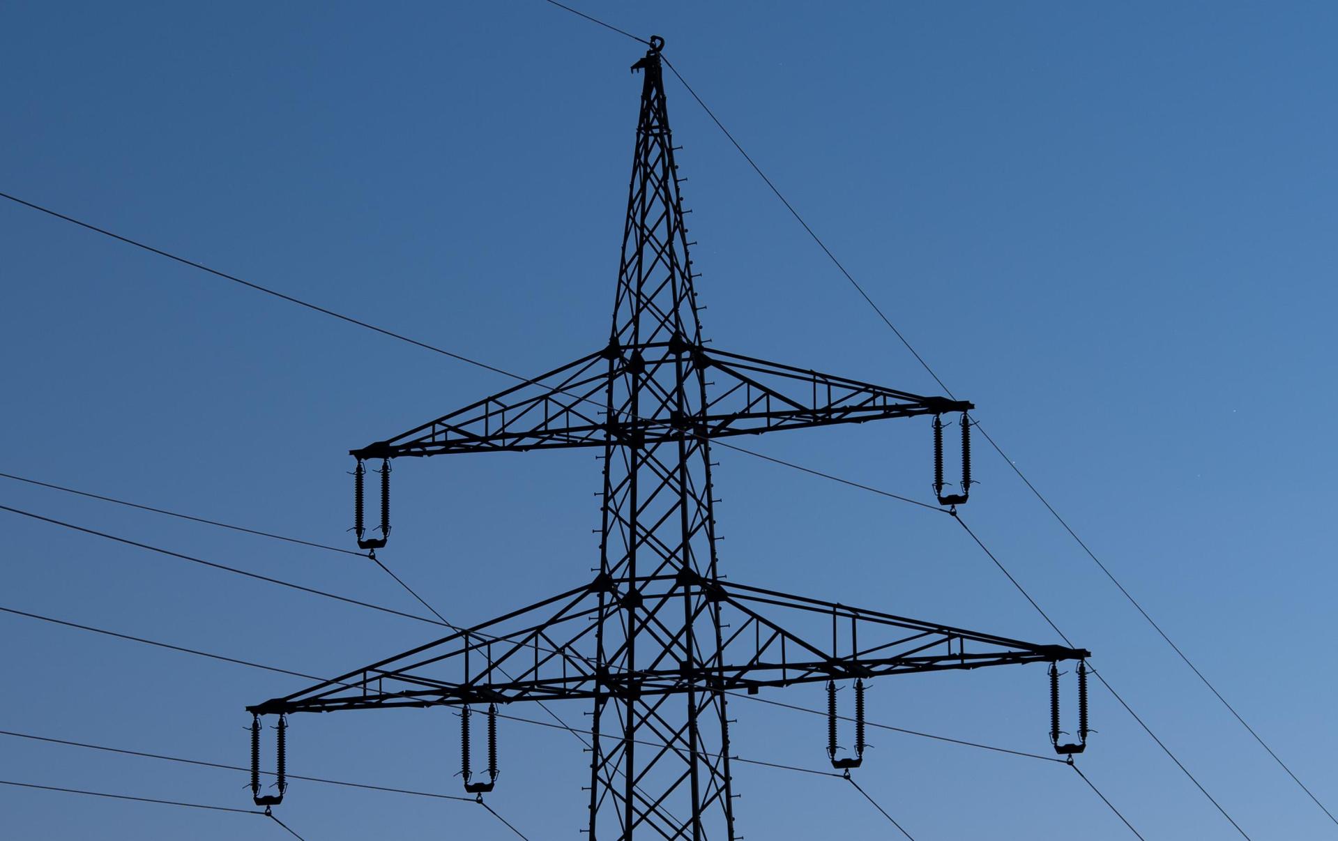 Im Raum Windischeschenbach ist am Montagmorgen, 7. September, für gut eine viertel Stunde lang der Strom ausgefallen. 9000 Kunden des Verteilnetzbetreibers Bayernwerk Netz GmbH waren betroffen. (Symbolbild: Silas Stein)