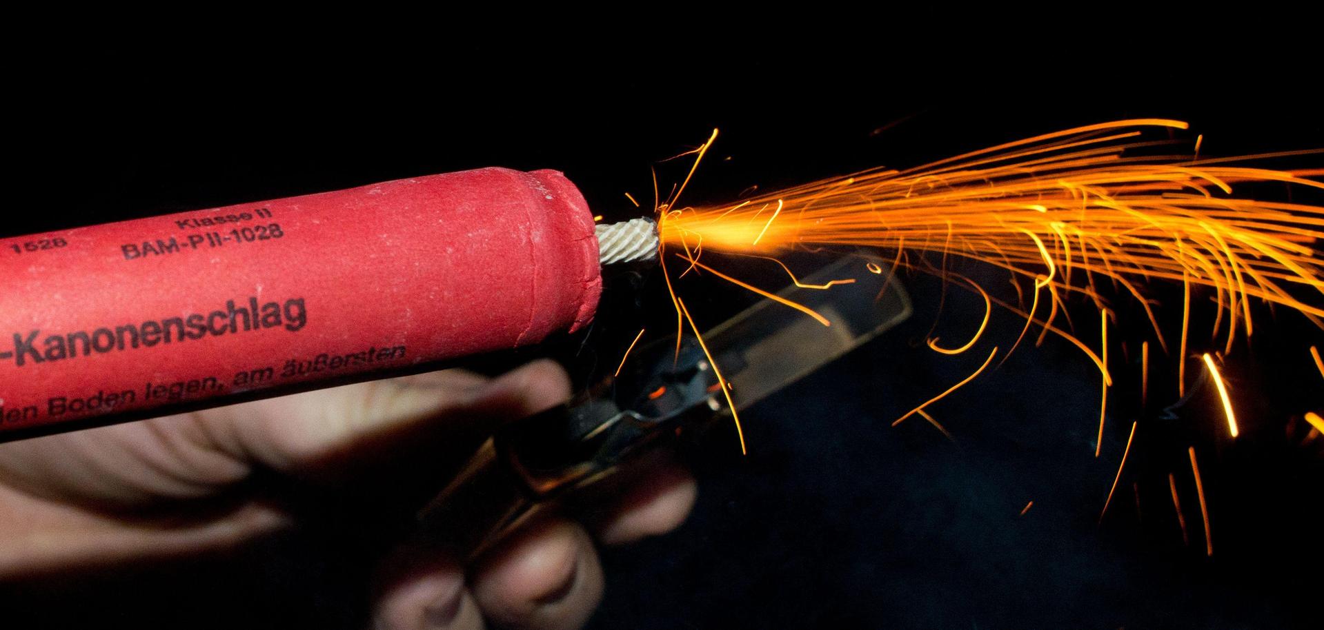 Ein Böller in der Schulaula löste in Marktredwitz einen Polizeieinsatz aus. (Symbolbild: Patrick Pleul/dpa)