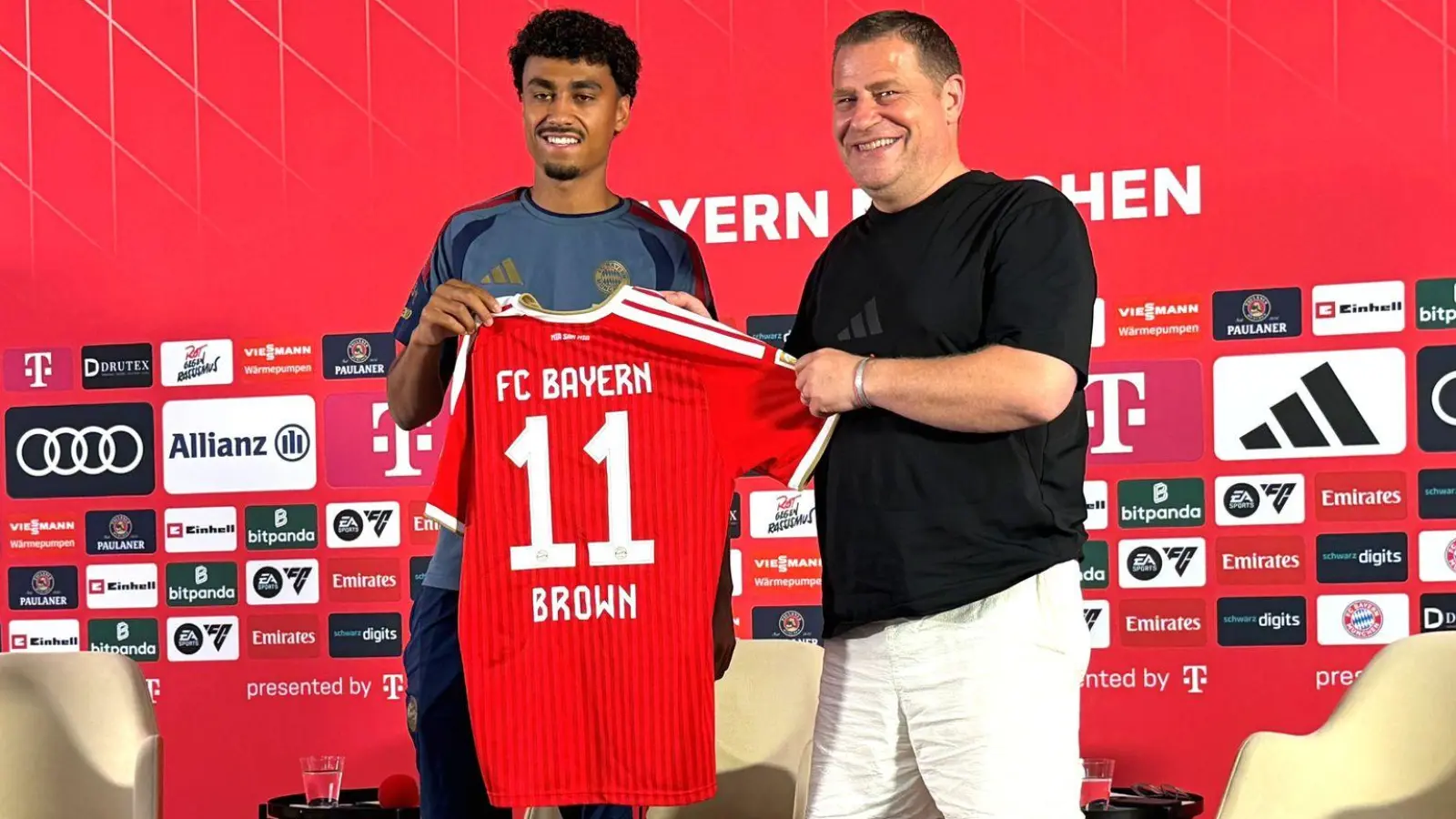 Bayern-Neuzugang Nathaniel Brown (l) und Sportvorstand Max Eberl (r) sprachen über die Bayern-Ziele. (Bild: Christian Kunz/dpa)