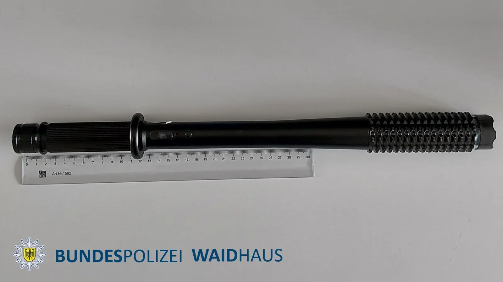 Diesen Schlagstock mit Elektroschocker stellte die Bundespolizei bei einem 36-Jährigen sicher, der über Waidhaus von Tschechien nach Deutschland eingereist war.  (Bild: Bundespolizei)