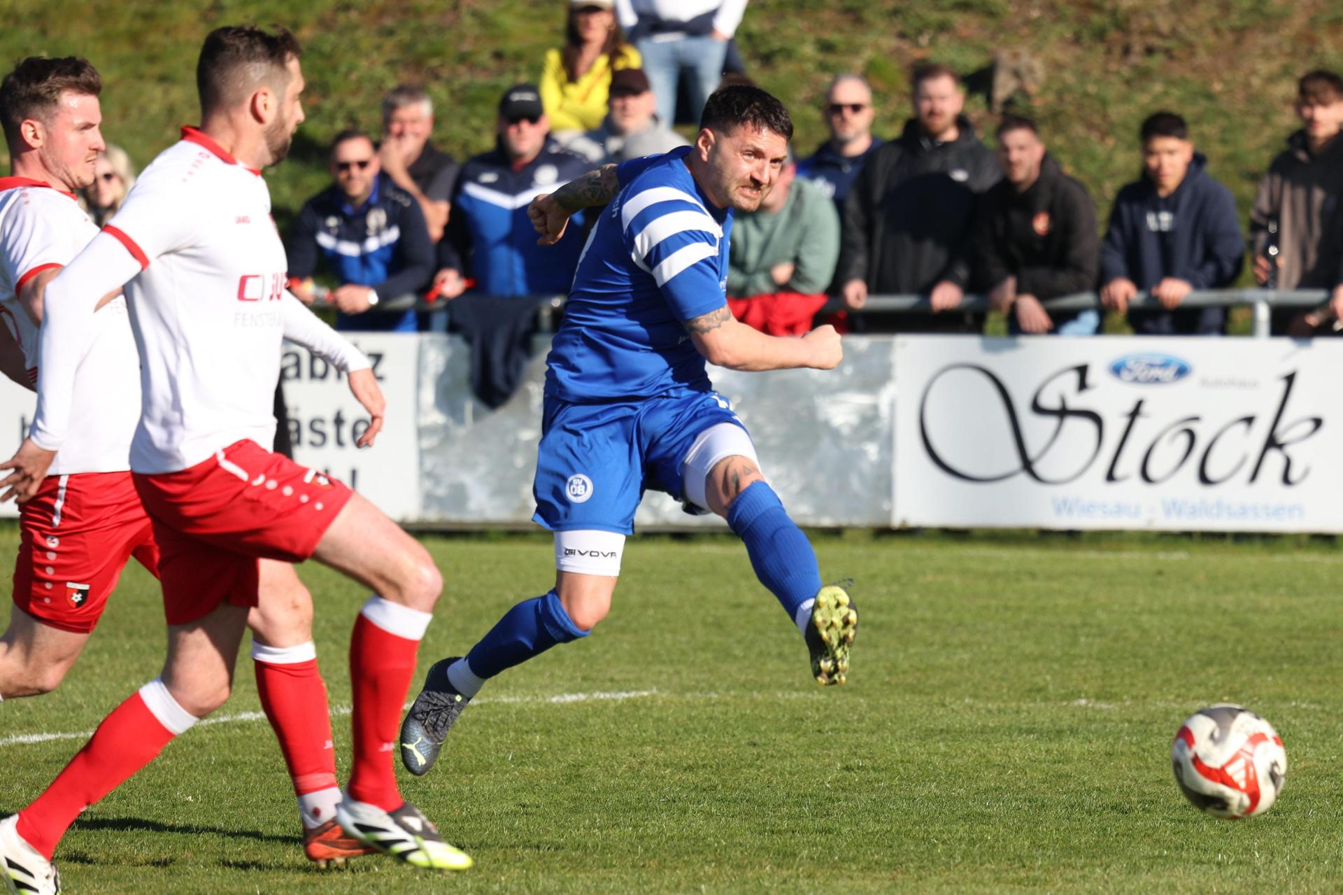 Cengiz Izmire (rechts, Szene aus der Partie in Trabitz) und der SV 08 Auerbach empfangen am Sonntag den TSV Eslarn. (Bild: Dieter Jäschke)