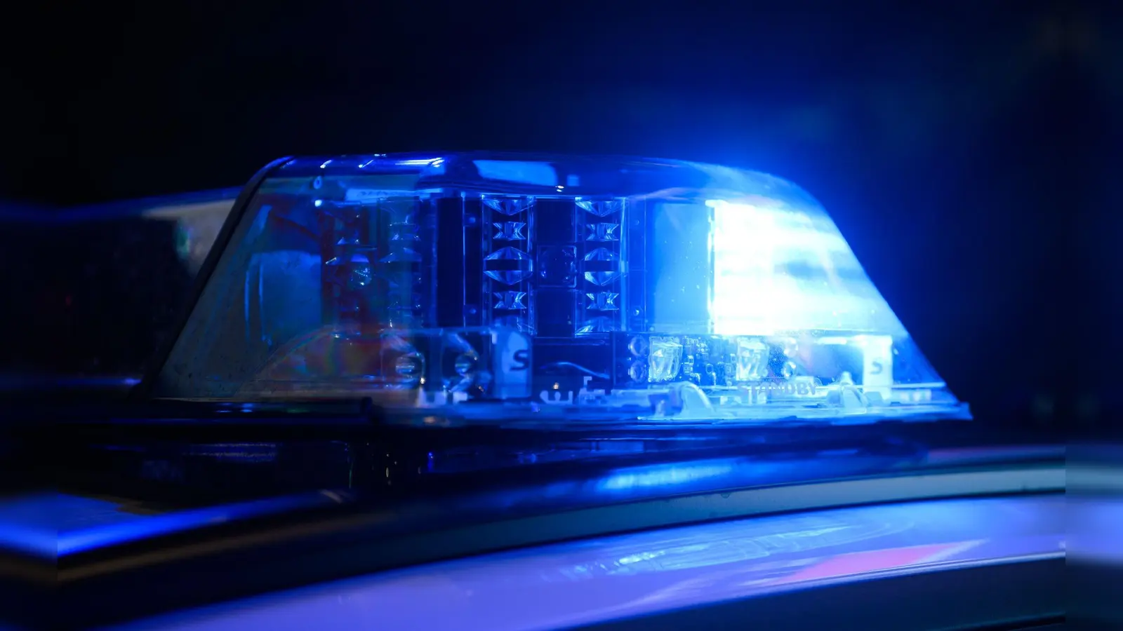 In Weiden wurden zwei Kleinkrafträder der Marken Hyosung und Jiajue gestohlen. Die Polizei sucht Zeugen. (Symbolbild: Julian Stratenschulte/dpa)