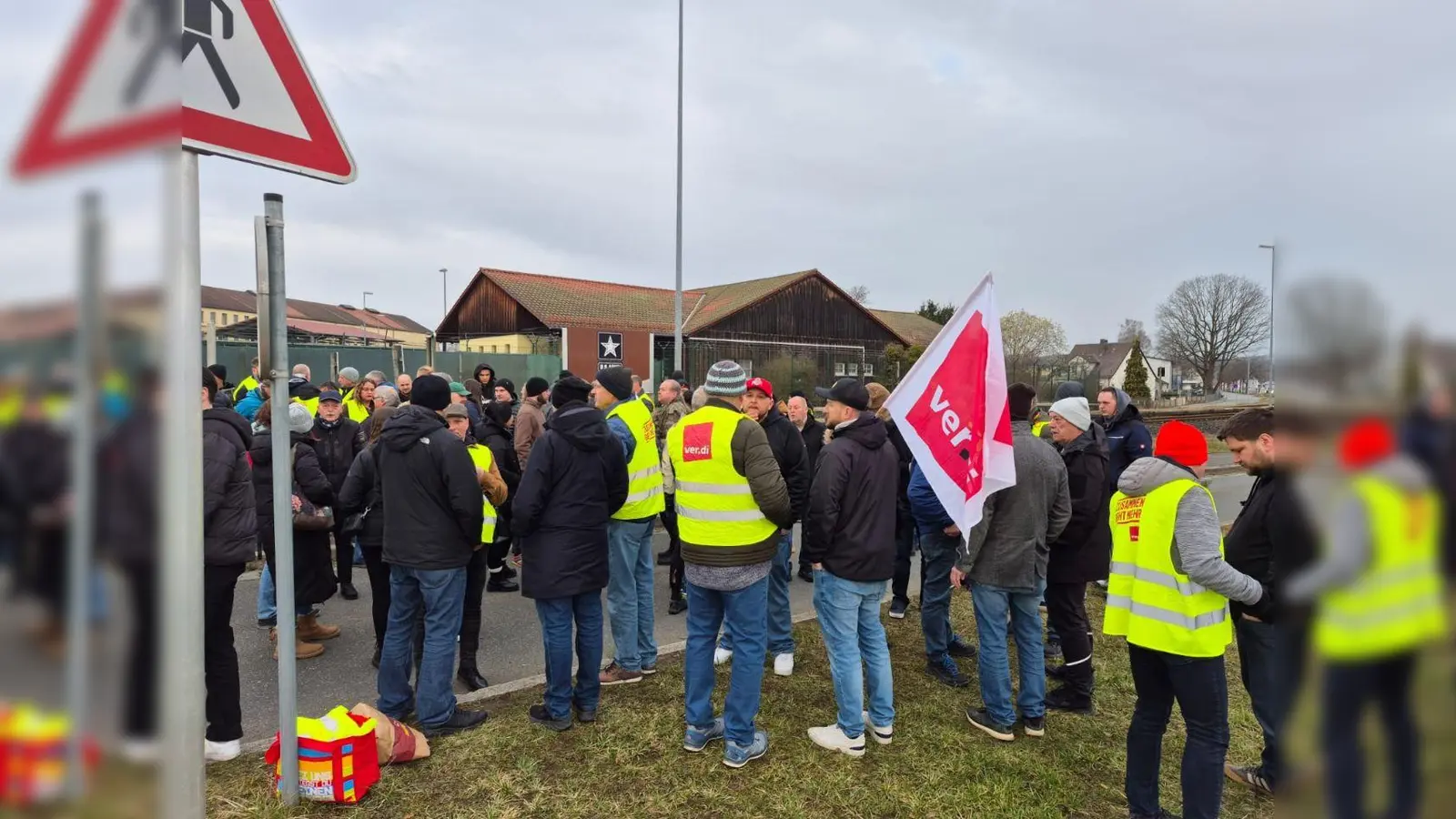 In Grafenwöhr gehen bereits am 16. März Beschäftigte der US Army auf die Straße. (Bild: Kathrin Birner)