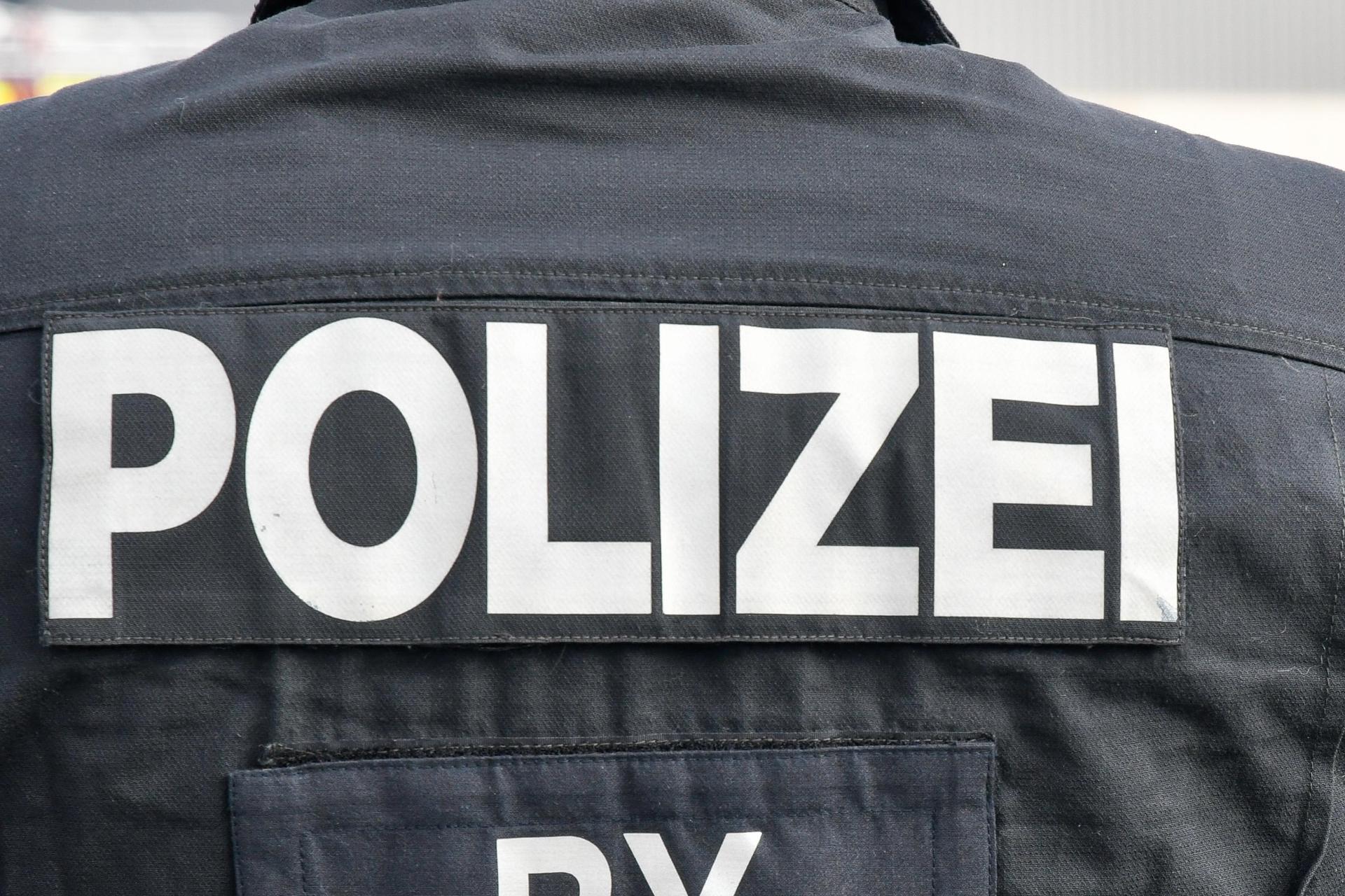 Ein geparktes Auto wurde in der Regensburger Straße in Weiden angefahren. Die Polizei sucht Zeugen. (Symbolbild: Petra Hartl)