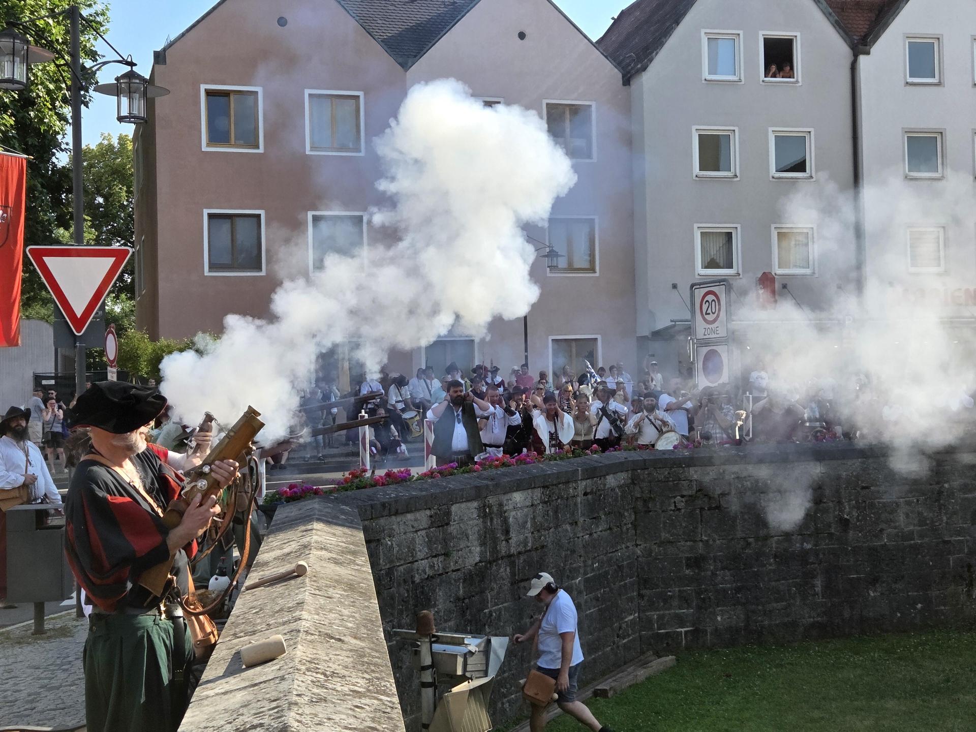 Bürgermeister Stefan Frank gab das Kommando: Mit drei donnernden Salven aus Musketen, Böllern und Kanonen schossen historische Gruppen das Altstadtfest an. (Bild: Tobias Gräf)