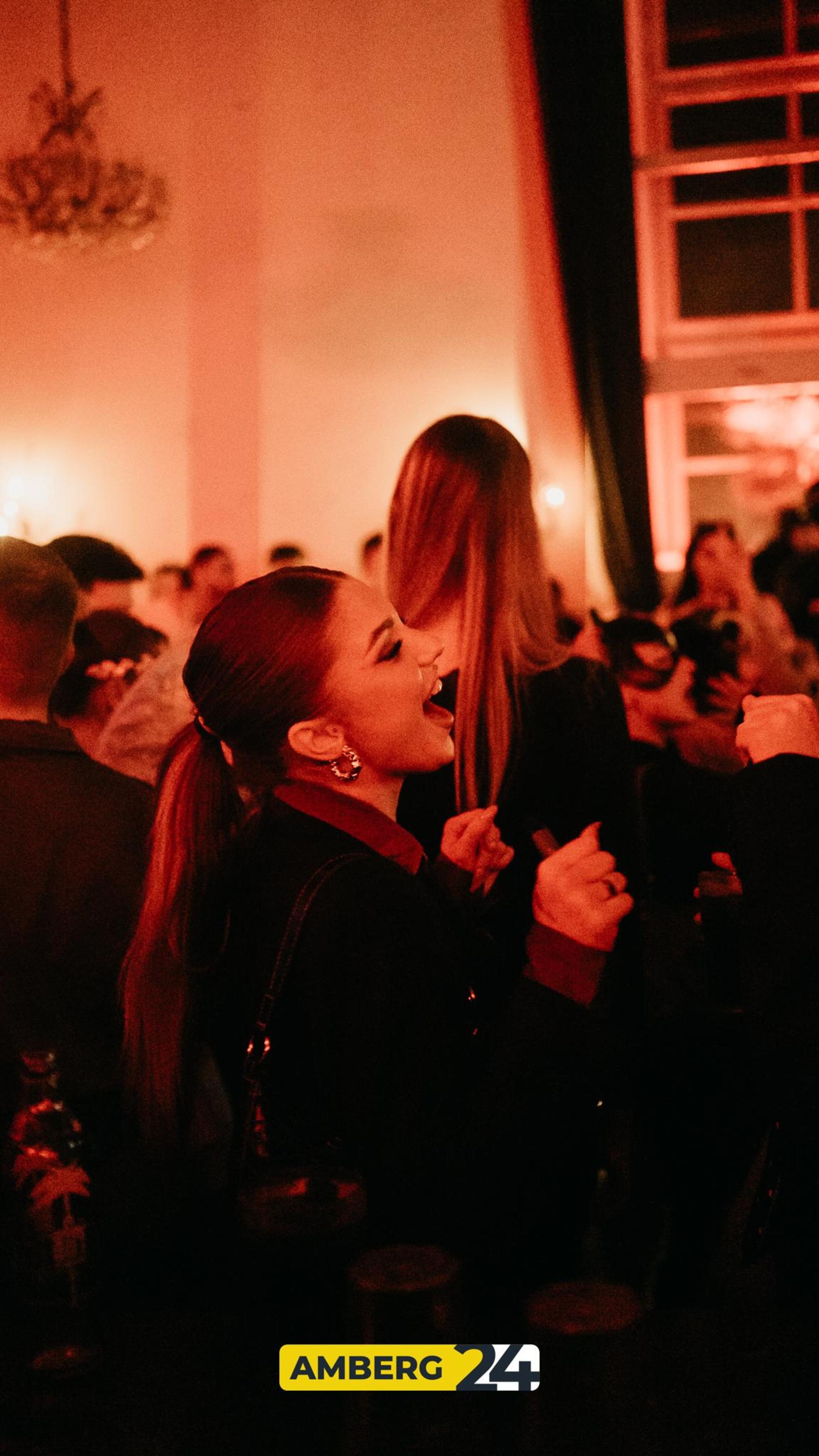 Hexen und Narren waren am Donnerstag auch im Casino unterwegs. (Bild: Mario Donhauser)