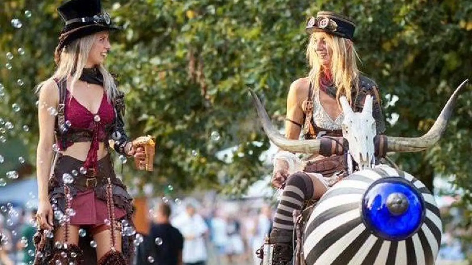 Bei der Abschlussveranstaltung der Reihe „I Am Amberg” am 3. September wird auch eine dampfende Steam-Punk-Rakete durch die Straßen ziehen. (Bild: Tobias Anner)