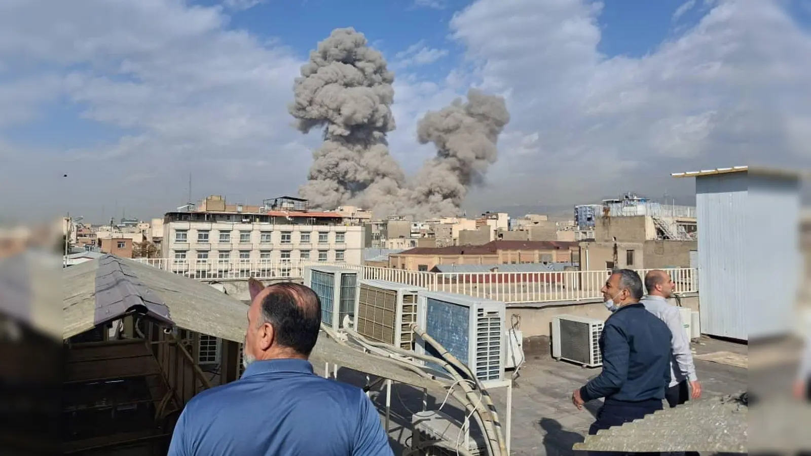 Explosionen haben die Menschen in Teheran in Panik versetzt. (Bild: Uncredited/AP/dpa)