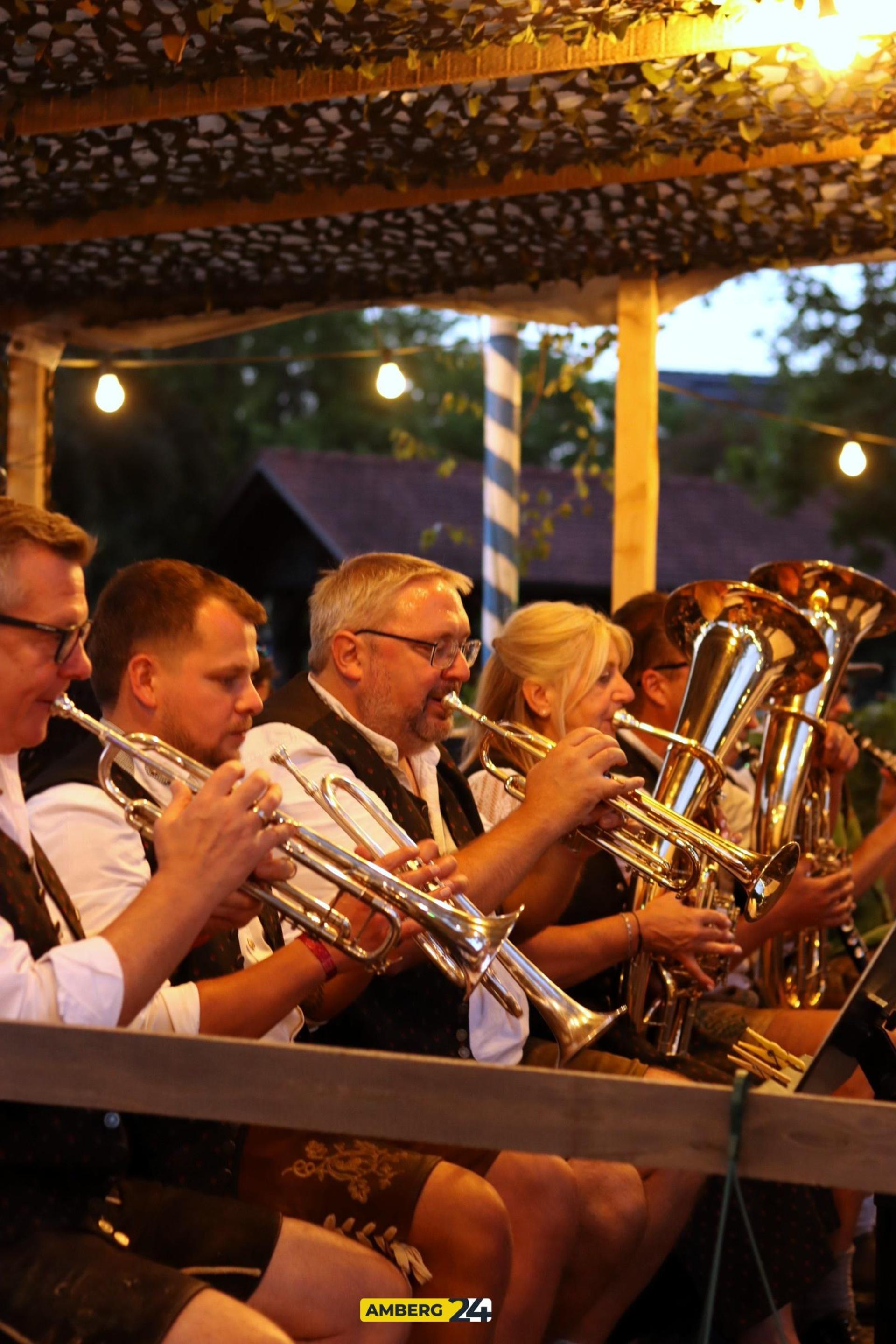 Bei der Kirwa in Raigering gabs gute Laune und bestes Wetter. (Bild: Judith Balleisen)