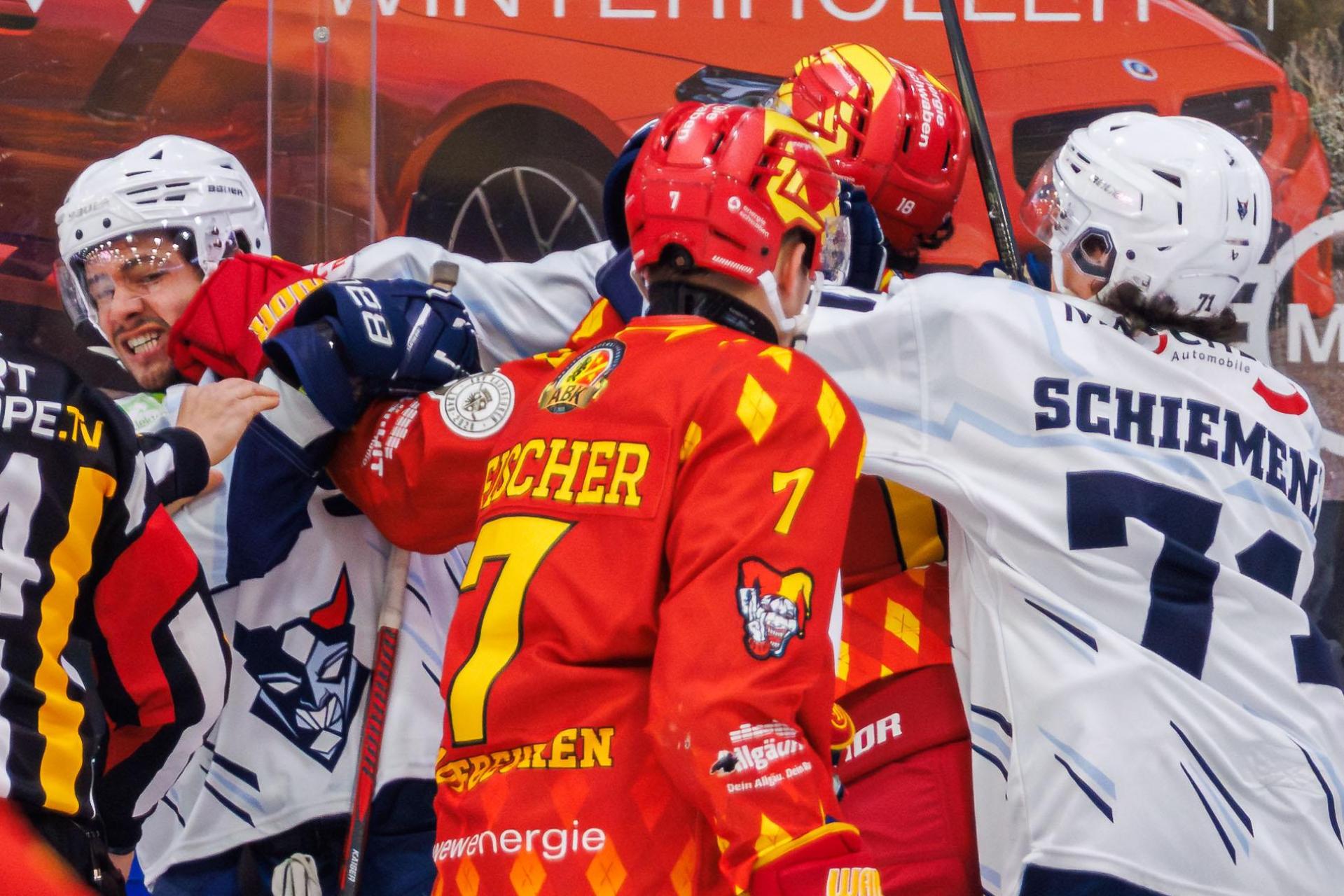 Clinch zwischen Spielern der Blue Devils und des ESV Kaufbeuren in einem Duell während der Hauptrunde. Ab Gründonnerstag entscheidet sich in dieser Konstellation, wer der sportliche Absteiger der DEL2 wird.  (Archivbild: Werner Moller)