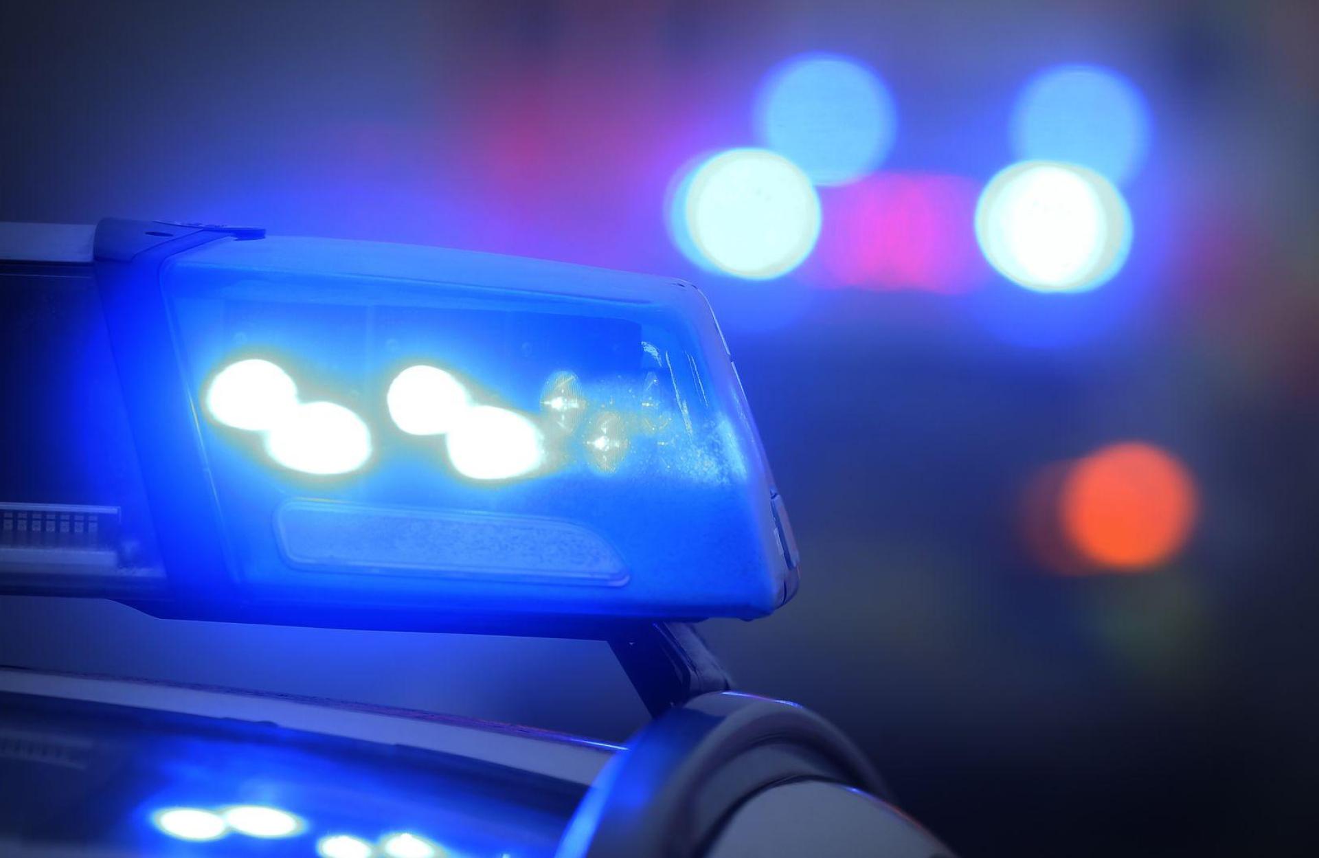 Die schwer verletzte Frau musste von der Feuerwehr aus dem Wrack befreit werden. (Symbolbild: Karl-Josef Hildenbrand/dpa)
