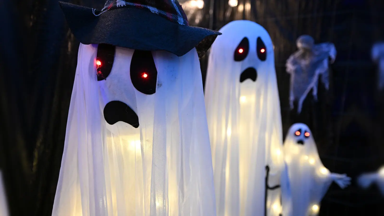 Statt Geister werden in Amberg am Wochenende Sensenmänner und Vampire spuken. (Symbolbild: Martin Schutt/dpa)