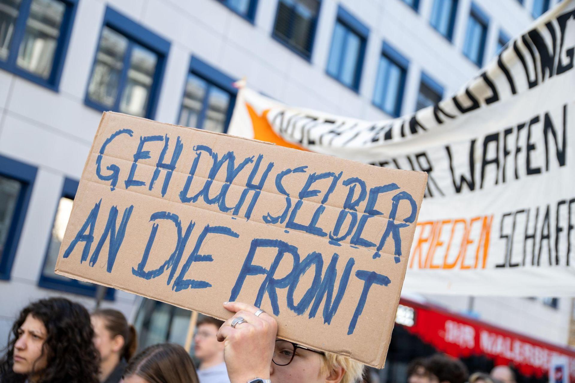 Bundesweit gingen junge Menschen wie hier in Bamberg gegen die Wehrpflicht auf die Straße. (Bild: Pia Bayer/dpa)