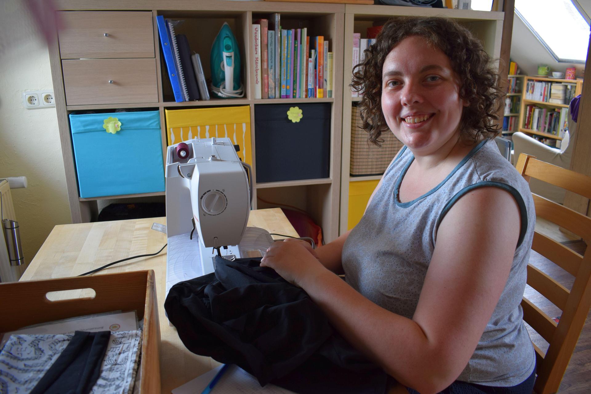 Als Mama einer eineinhalbjährigen Tochter sei das Nähen als Hobby super praktisch und lasse sich in den Alltag mit Kind wunderbar integrieren. „Die Stoffe und die Nähmaschine kann ich schnell mal liegen lassen.”  (Bild: szl)