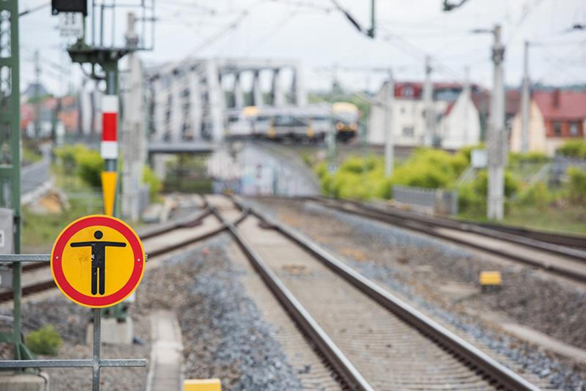 Am Montag sorgte ein Mann, der am Bahnhof Sulzbach-Rosenberg an der Bahnsteigkante saß, für Aufregung.  (Symbolbild: Bundespolizei)