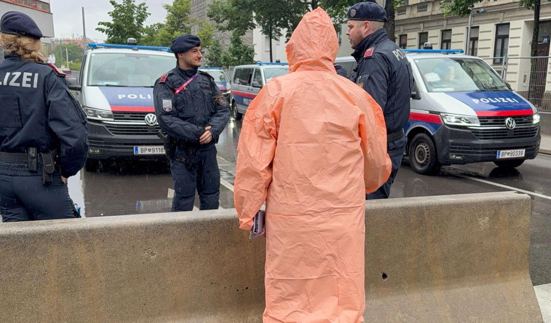 Die Polizei ist mit einem Großaufgebot im Einsatz. (Bild: Matthias Röder/dpa)