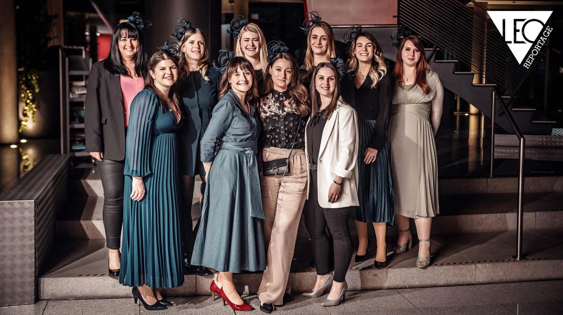 13 Frauen engagieren sich beim Ladies' Circle Amberg und haben eine gemeinsame Mission: Spenden für den guten Zweck sammeln.  (Bild: Michael Golinsk)