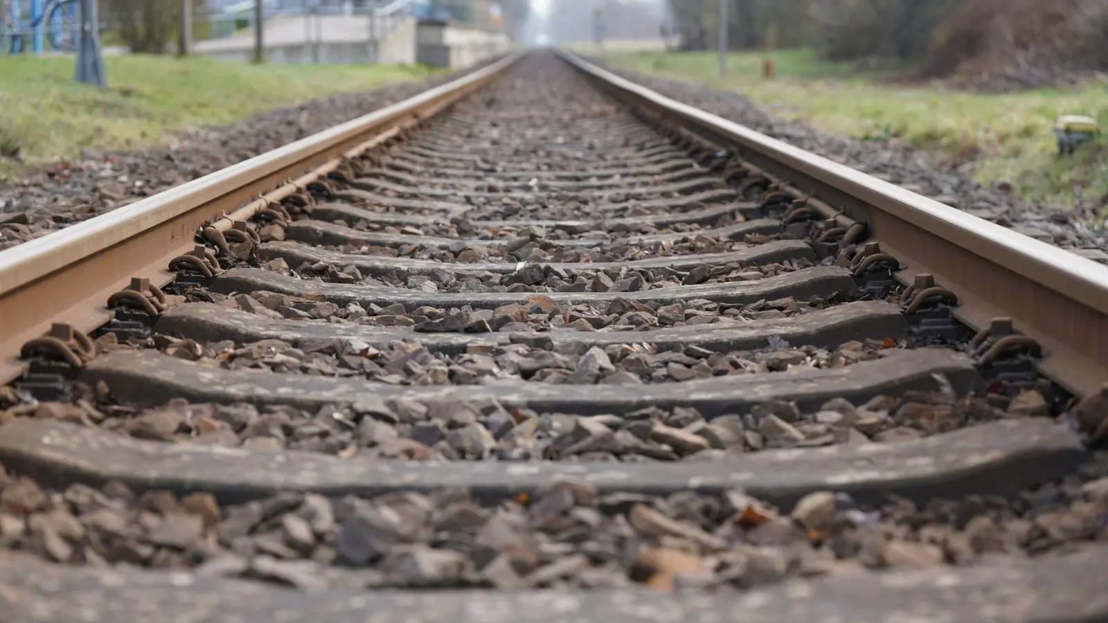 In Amberg wollten zwei Mädchen, 12 und 13 Jahre alt, auf den Gleisen ein TikTok-Video drehen: Die Polizei holte sie von den Gleisen. Die Bahnstrecke war für circa 15 Minuten gesperrt.  (Symbolbild: Marcus Brandt/dpa)