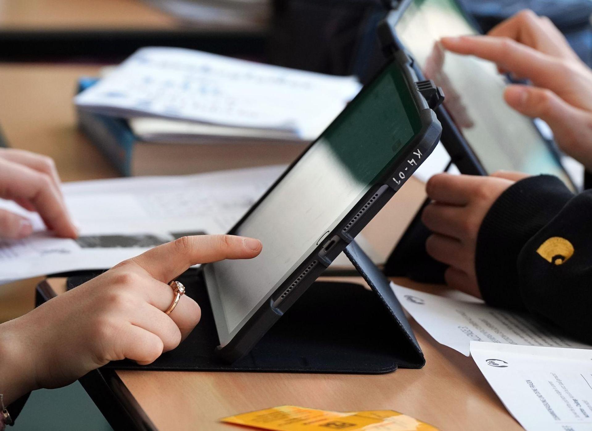 Nicht nur bei Schülern sind KI-Anwendungen hoch im Kurs - auch bei Lehrern finden sie sich im Berufsalltag immer häufiger wieder. (Symbolbild)  (Bild: Soeren Stache/dpa)