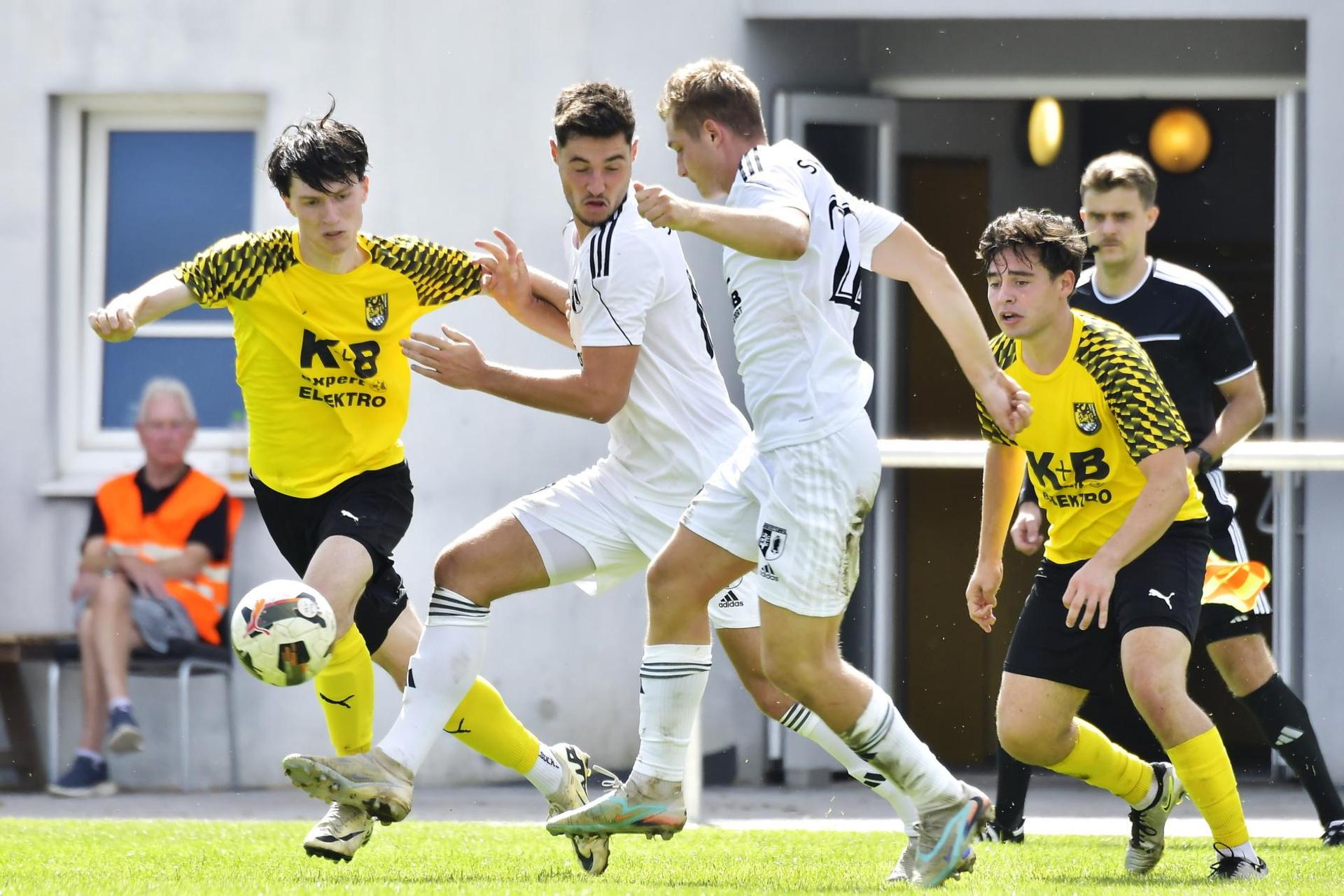 Der FC Amberg konnte die eigene Siegesserie gegen das Schlusslicht aus Grainet nicht ausbauen.  (Bild: Hubert Ziegler)