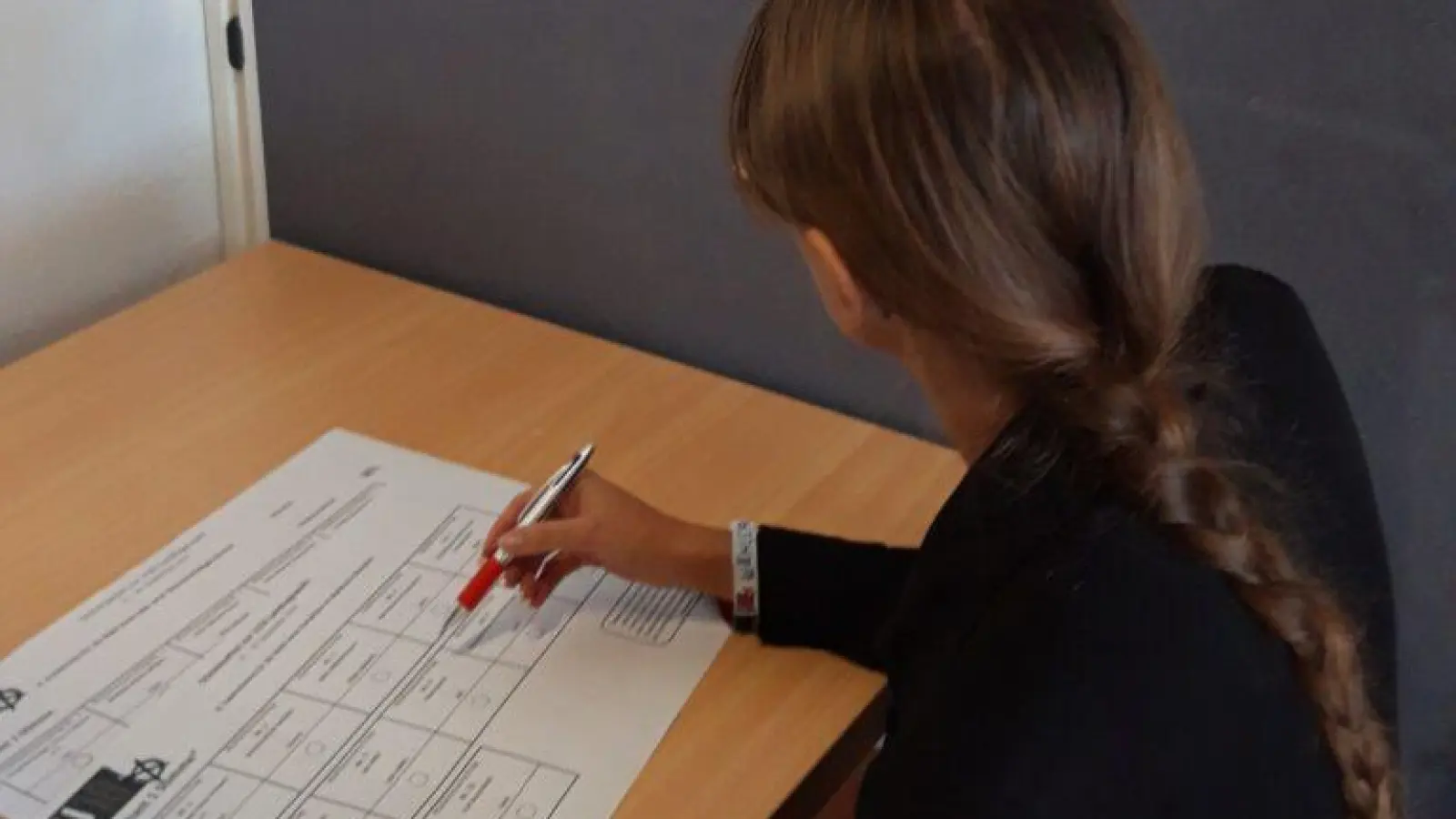 In Amberg können Jugendliche bei der U-18-Wahl zur Kommunalwahl 2026 abstimmen. (Symbolbild: Partnerschaft für Demokratie Amberg)