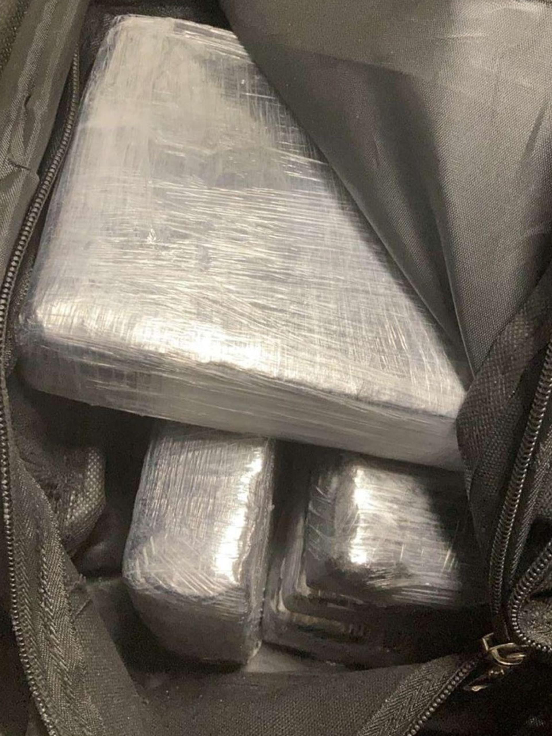 Das Kokain war in mit Frischhaltefolie umwickelte Ziegel gepresst. Zollbeamte entdeckten es in einem Koffer in Nürnberg. (Bild: Zoll Nürnberg)