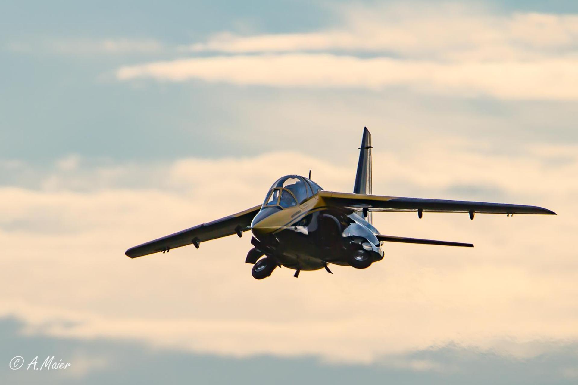 Vom großen Vorbild kaum zu unterscheiden: das Alphajet-Modell wird am Amberger Flugplatz Kunstflug vorführen. (Bild: A. Maier)