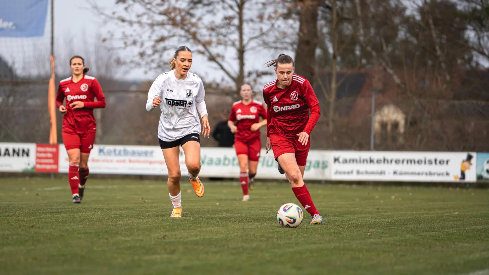 Der Einsatz von Celina Kloß (rechts) gegen den 1. FC Nürnberg ist vorerst noch unsicher.  (Archivbild: Hannah Dirscherl)