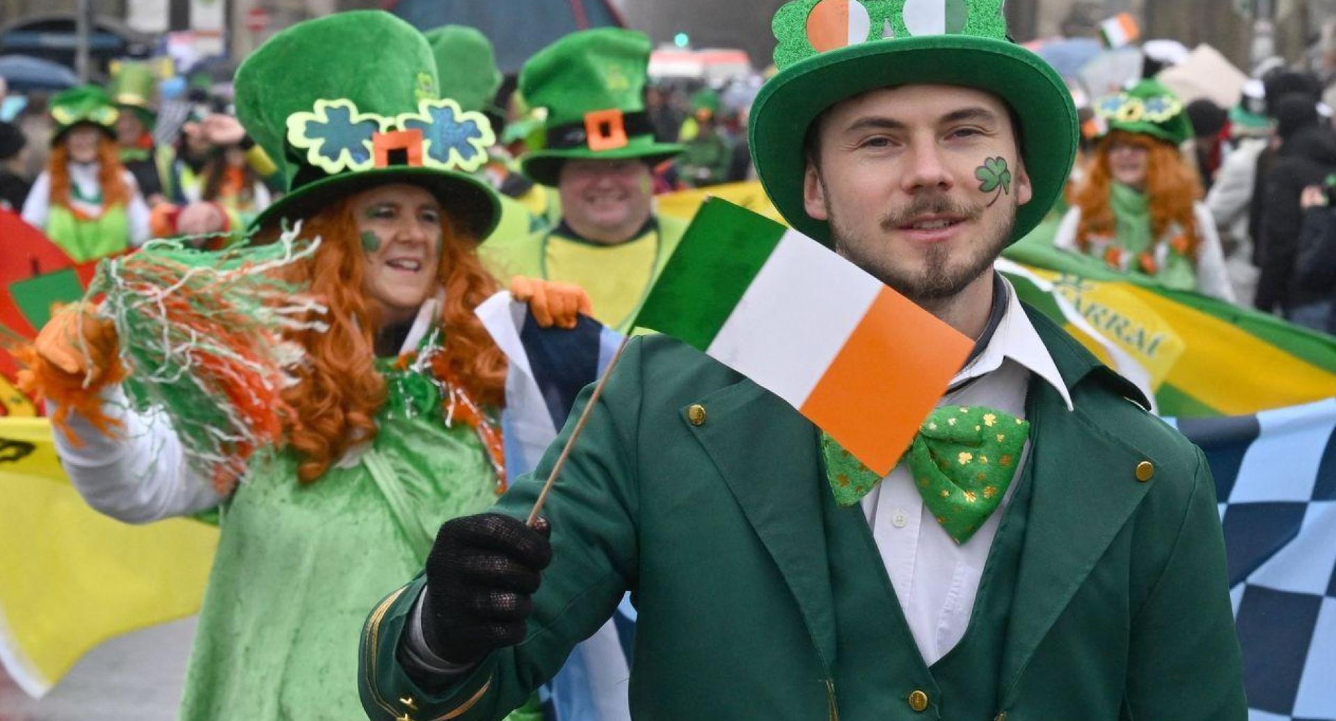 In München feiern die Menschen den St. Patrick's Day seit 30 Jahren. Aber auch in Weiden steht die irische Kultur rund um den 17. März in vielen Locations im Mittelpunkt.  (Archivbild: Felix Hörhager/dpa)