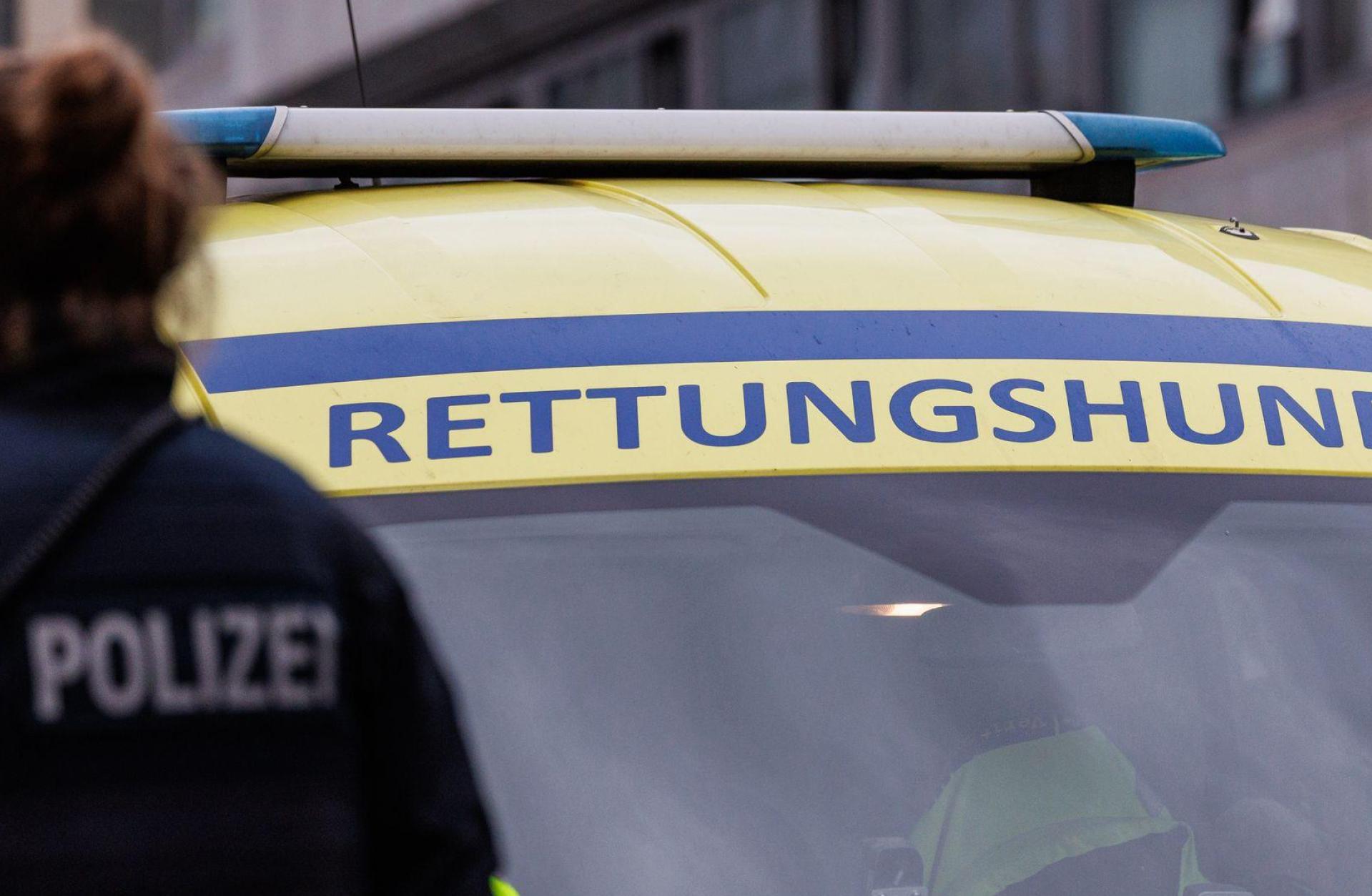 Wenn ein Kind vermisst wird, nimmt die Polizei das niemals auf die leichte Schulter. (Illustration) (Bild: Hannes P Albert/dpa)