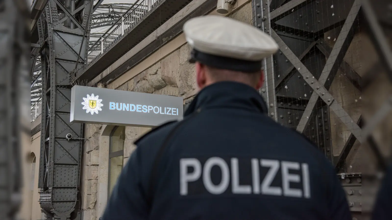 Beamte der Bundespolizei nahmen eine 56-Jährige fest. Sie soll eine 19-Jährige bedroht und festgehalten haben.  (Symbolbild: Bundespolizei)
