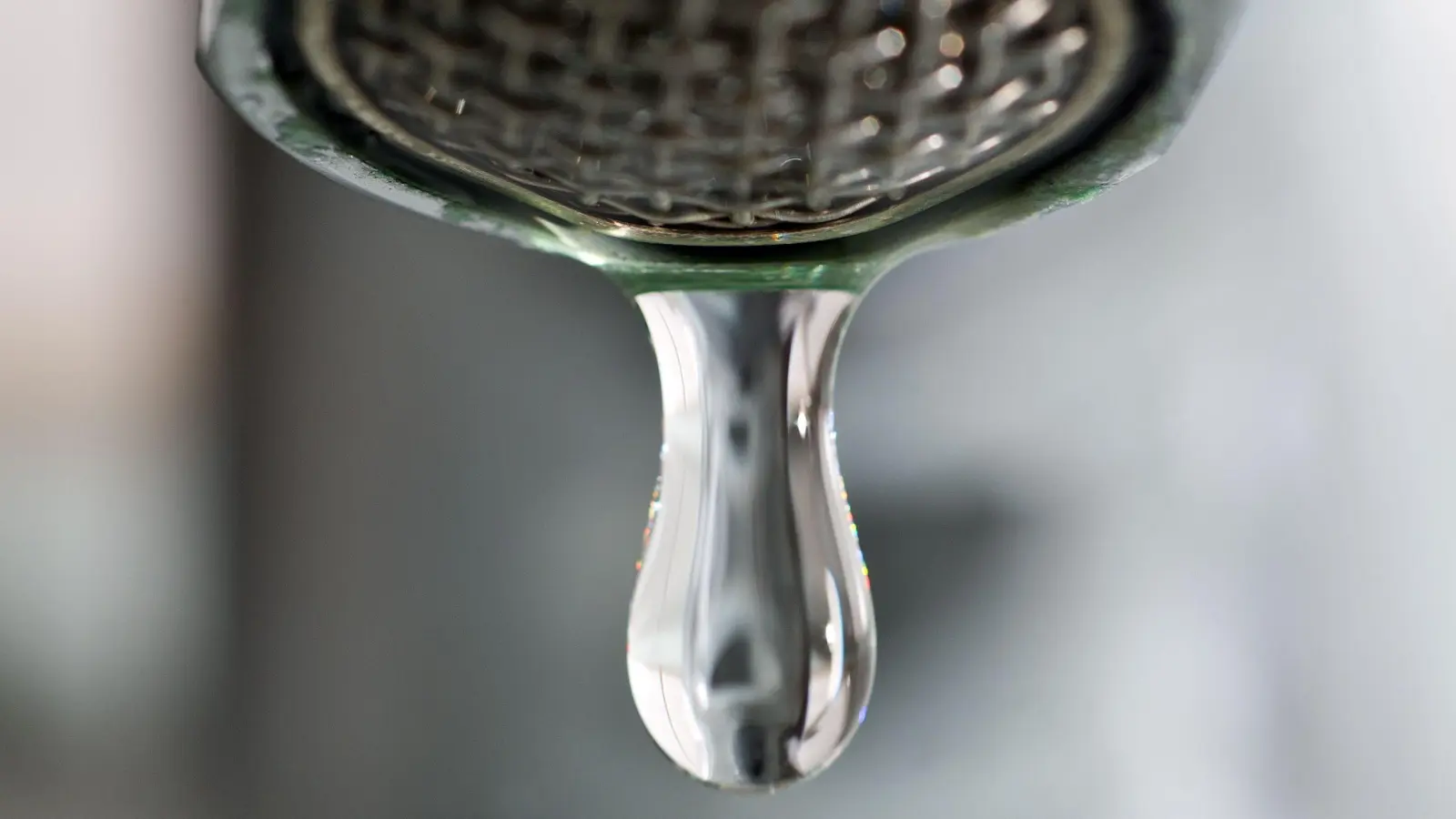 In der Georgenstraße in Amberg ist es zu einem Wasserrohrbruch gekommen, die Wasserversorgung ist teils unterbrochen. (Symbolbild:  Patrick Pleul/dpa)