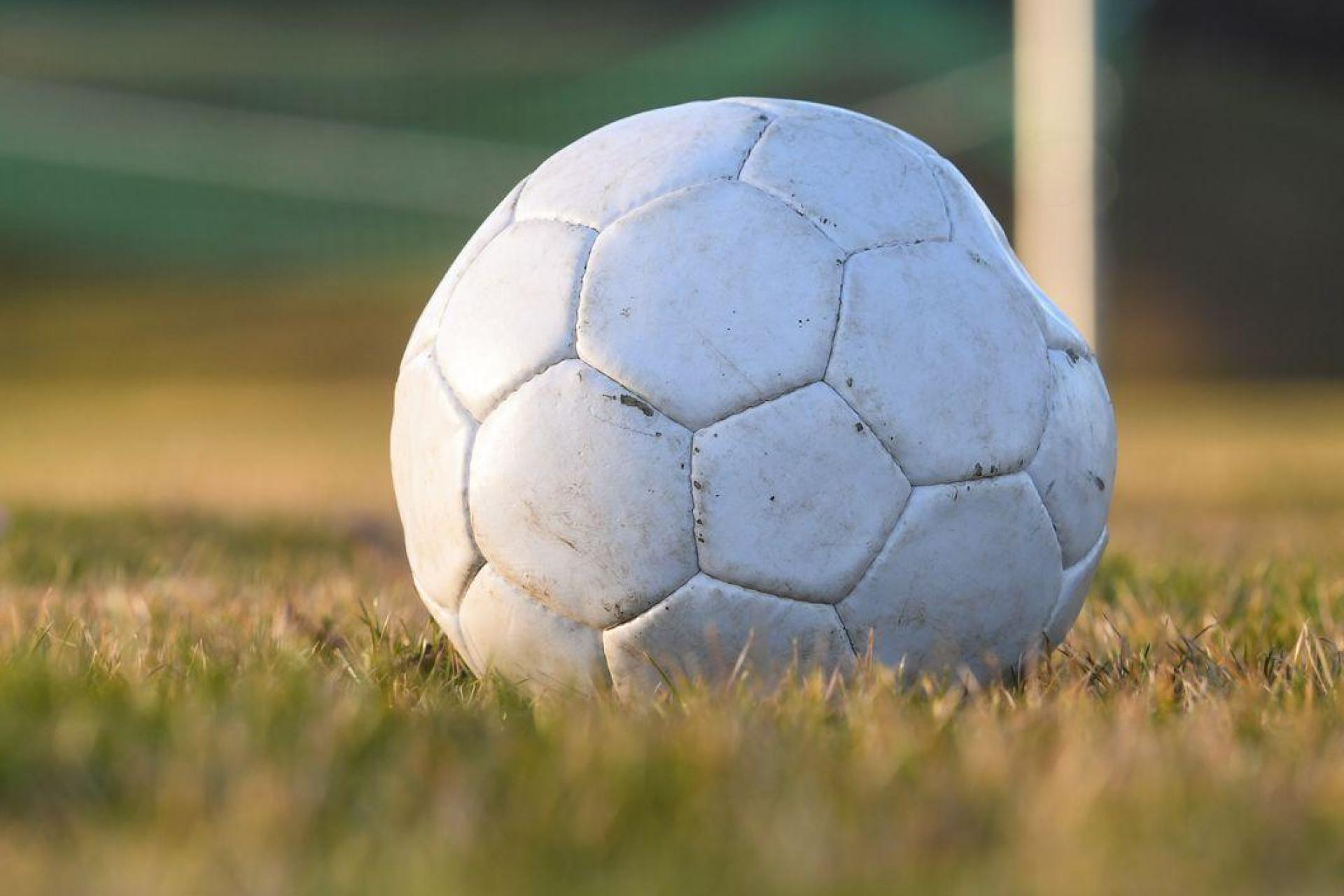 Ein Amateurfußballer aus dem Landkreis Celle ist für ein halbes Jahr gesperrt worden. (Symbolbild) (Bild: Tobias Hase/dpa)