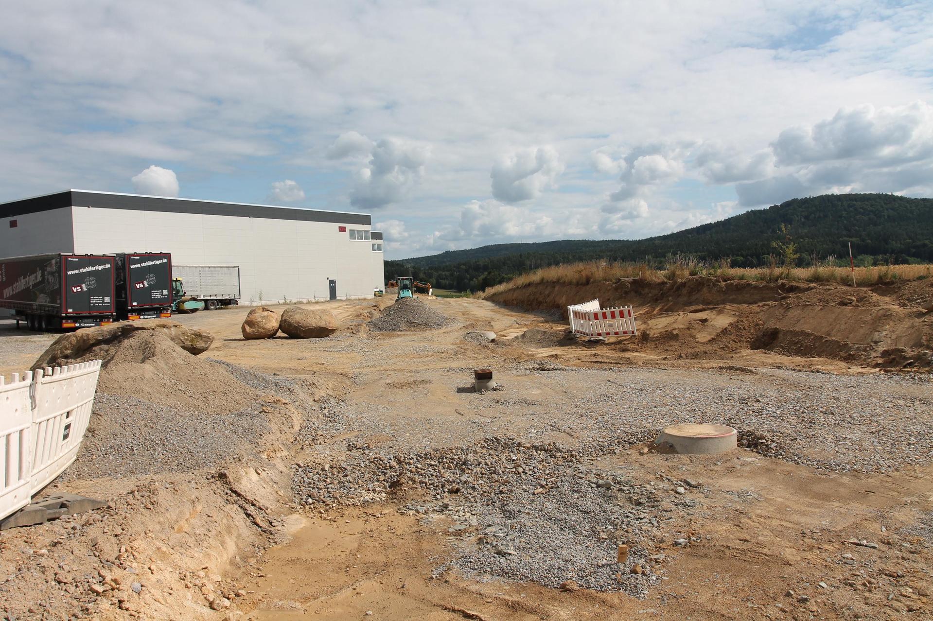 Die neue Straße verläuft, anders als aktuell, nicht durch das Werksgelände, sondern daran vorbei.  (Bild: Josef Pilfusek)