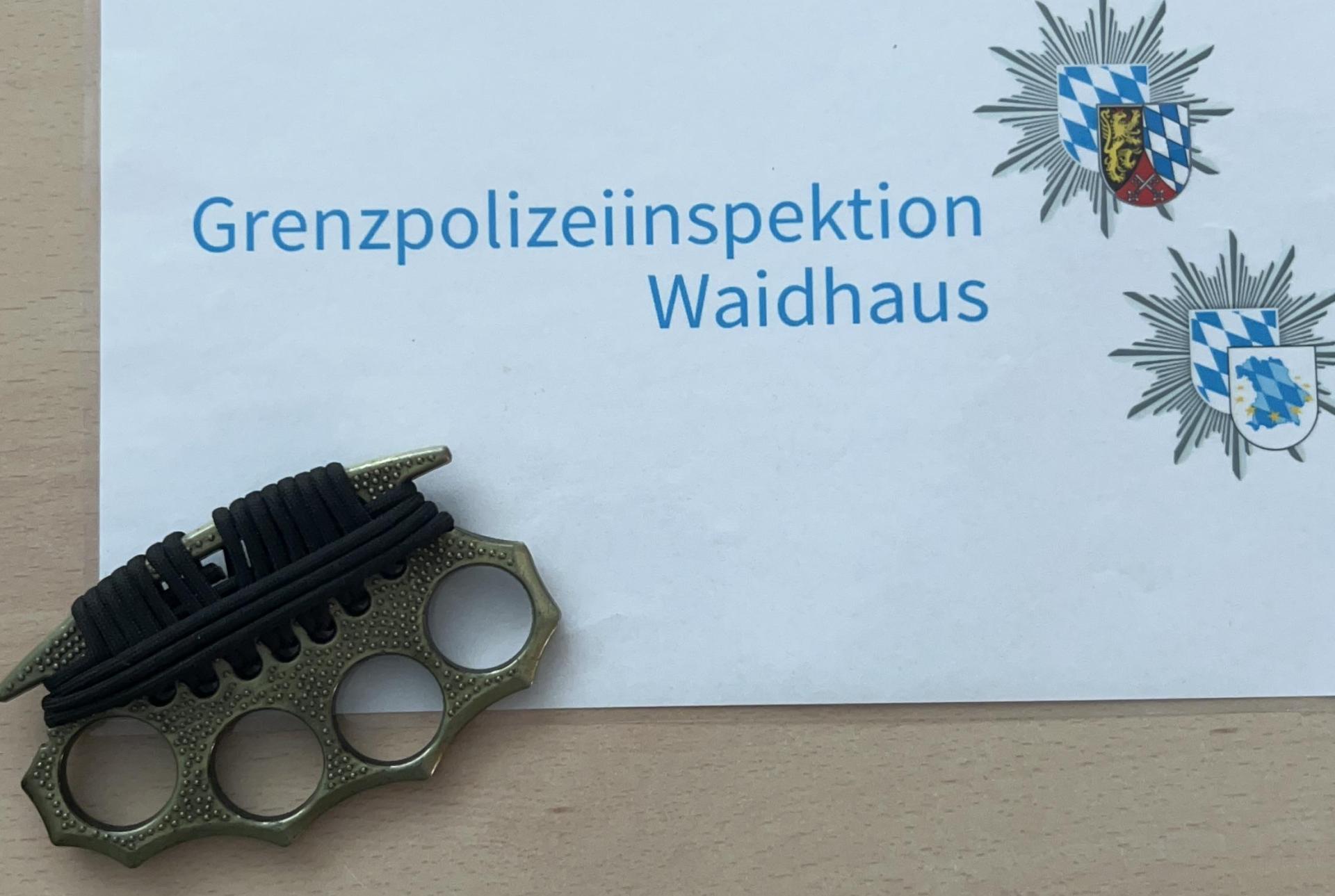 Diesen Schlagring haben Fahnder der Grenzpolizei bei einer Kontrolle gefunden. (Bild: Grenzpolizei Waidhaus)