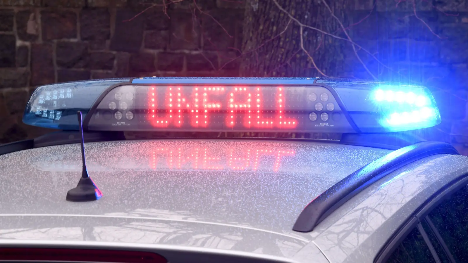 Als ein 67-Jähriger am Samstag in Amberg mit seinem Sprinter ein parkendes Auto streifte, meldete er den Vorfall direkt der Polizei.  (Symbolbild: Carsten Rehder/dpa)