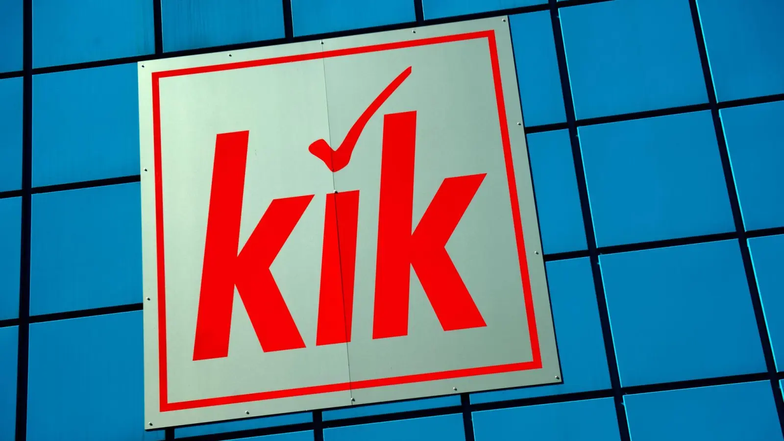 Kik konkurriert unter anderem mit Woolworth und NKD. (Bild: picture alliance / Arno Burgi/dpa-Zentralbild/dpa)