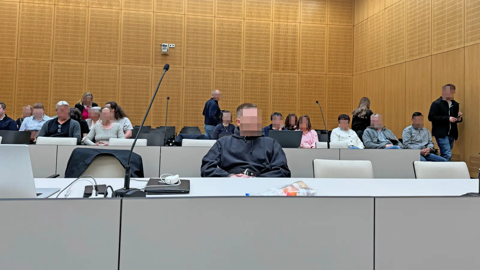 Ein 22-jähriger Angeklagter muss sich am Landgericht Weiden wegen versuchten Mordes und versuchten Totschlags verantworten. (Bild: Stefanie Tretter)