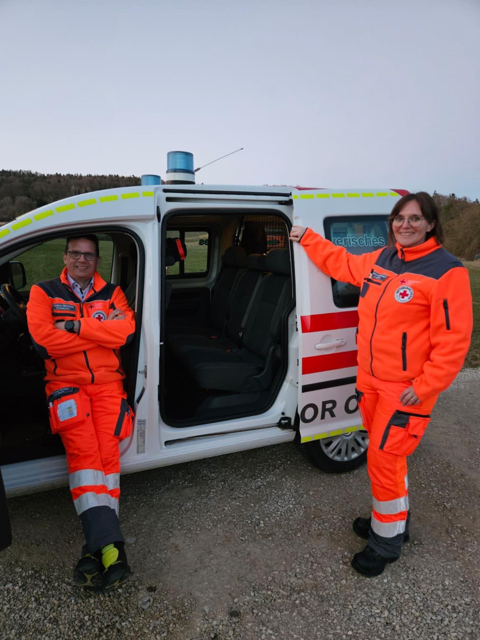 Auf der Autobahnraststätte Oberpfälzer Alb kommt ein Baby zur Welt. Die Helfer vor Ort Birgland leisten Geburtshilfe mit ihrem Einsatzfahrzeug.  (Bild: Thomas Renner)